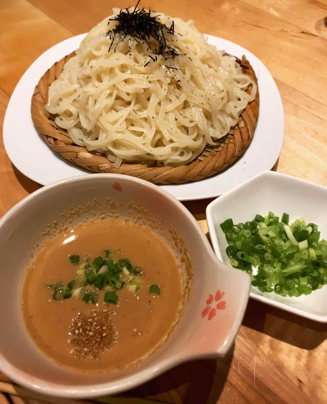 mori_no_tsukueさんのインスタグラム写真 - (mori_no_tsukueInstagram)「森の机の冷たいうどん 濃厚胡麻だれ冷たい“麦切り”（醤油だれもあります！） 名古屋のきしめん、山梨のほうとう、群馬のひもかわ…“麦切り”は山形庄内地方のご当地うどん、喉越し良い細打ちが特徴です。 #麦切り  #冷たいうどん  #胡麻だれ #森の机  #恵比寿森の机 #morinotsukue #恵比寿グルメ #恵比寿南  #恵比寿西口  #恵比寿ごはん  #恵比寿の美味しい冷たい麺 #恵比寿の美味しい冷麺」8月4日 6時54分 - mori_no_tsukue