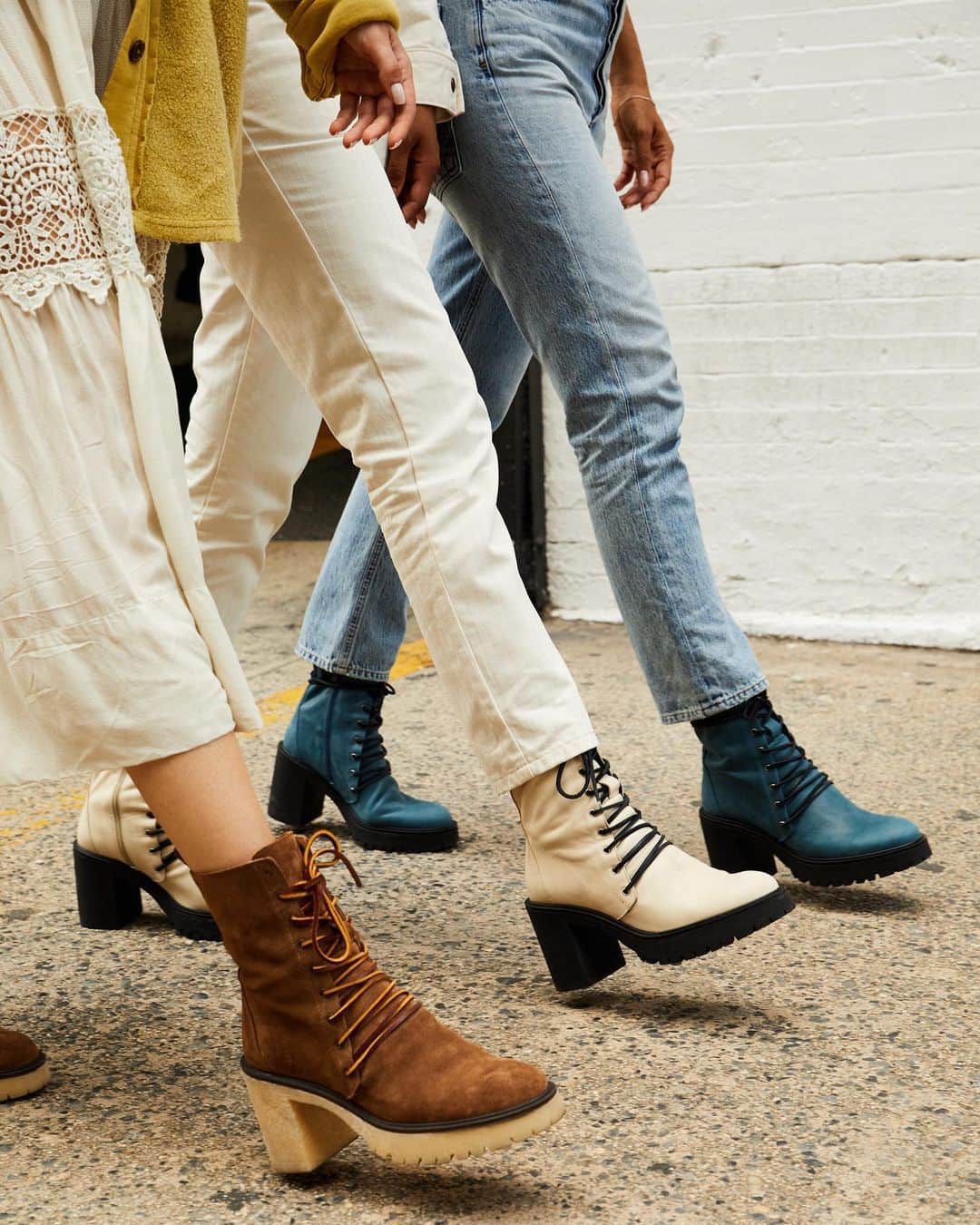 freepeopleさんのインスタグラム写真 - (freepeopleInstagram)「For you and the squad. Link in bio for the Dylan Lace-Up Boot.」8月4日 6時56分 - freepeople