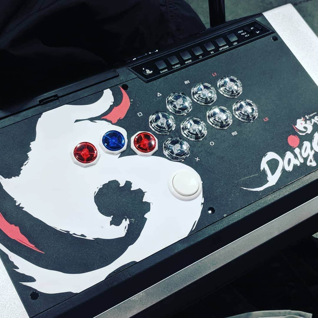 梅原大吾さんのインスタグラム写真 - (梅原大吾Instagram)「The #CygamesBeast #HitBox! #EVO2019」8月4日 7時00分 - daigothebeast