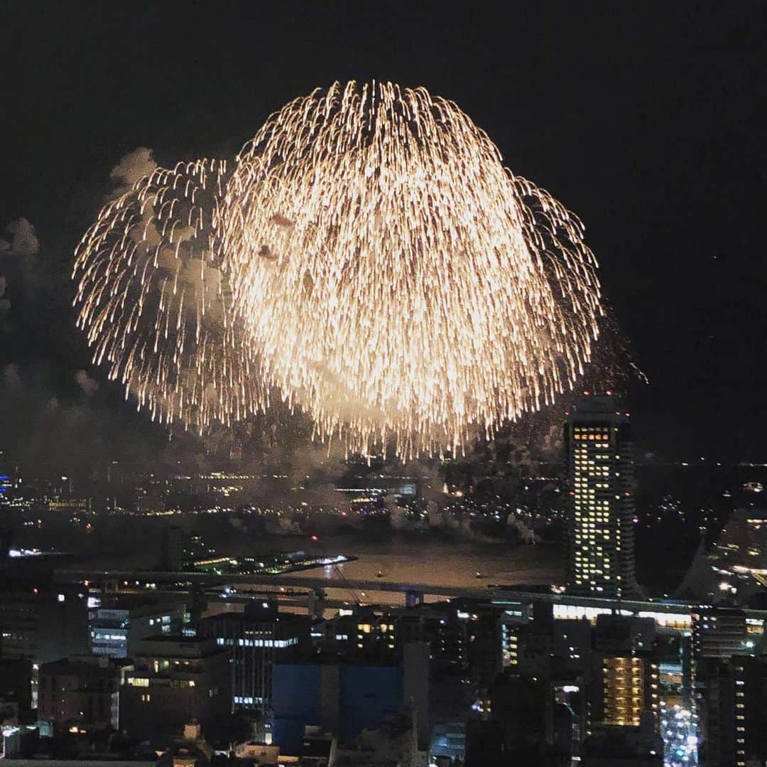 ひうらさとるのインスタグラム：「昨日は松本隆せんせいのご自宅から神戸湾の花火を見させて頂きました。色んな意味で至福の時間！Farmoonの雅代さんのお料理もワインも美味しいかったです！御馳走さまですー❤︎ ワンピースはなんとなく松本隆世界なスポークンで。 #松本隆 せんせい #farmoon  #せや眼科 さん #スポークンワーズプロジェクト」