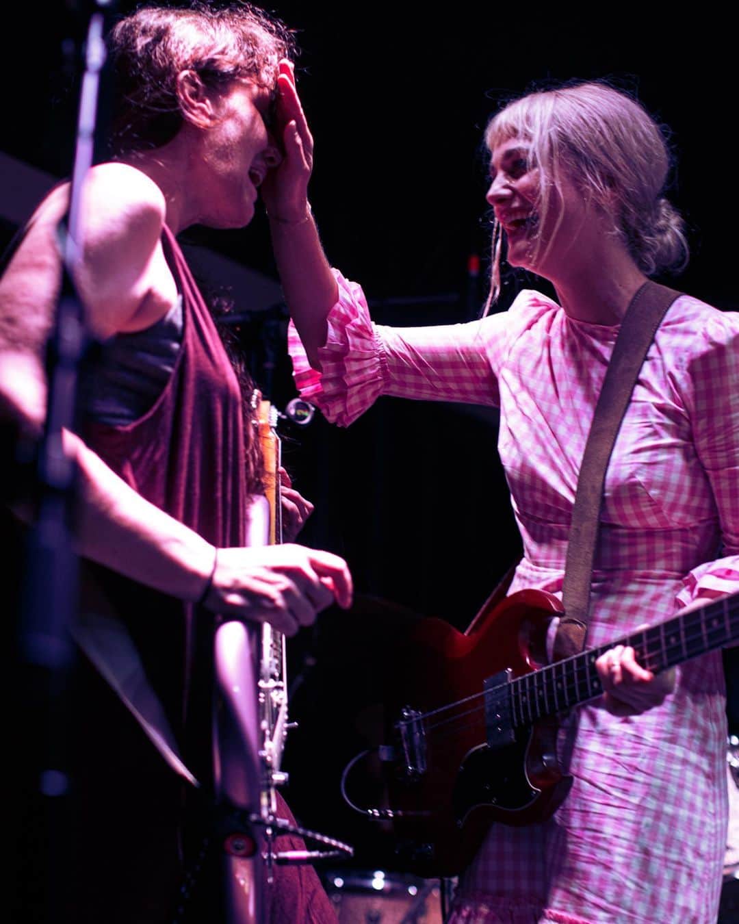 のインスタグラム：「I love this sweaty little picklebean guitarbeast @turnerjenjen (rad photo 🙏🏻 @Okyeahsuredude ) #moonlite #alisonsudol #music」