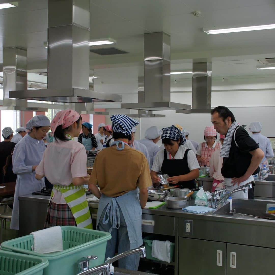 福岡女子短期大学さんのインスタグラム写真 - (福岡女子短期大学Instagram)「@オープンキャンパス おはようございます。福岡女子短期大学です。 . 昨日はオープンキャンパス でした🎉福岡県内の他、遠方からも多数ご参加いただき誠にありがとうございました。 . 昨日に引き続き、今日はミニオープンキャンパス開催😊午前中のみ開催いたします。予約無しでも参加可能です。 . 福岡県内では今日も各大学•短大でオープンキャンパスが開催されますね。午前中だけの開催ですが、1日で2校オープンキャンパスに参加を考えている方は、午前中は福岡女子短期大学のミニオープンキャンパスに是非ご参加ください🌟 . ========[ 資料請求 ]======== ． 福岡女子短期大学の資料請求（大学案内・入試要項など）を無料送付中です。お気軽に申し込みください。 . 子ども学科/健康栄養学科 音楽科/文化教養学科 ． 福岡女子短期大学 住所：福岡県太宰府市五条四丁目16番1号 tel：092-922-4034（代表） . ========================= . #福岡女子短期大学　#福女短　#オープンキャンパス　#オーキャン　#学校見学会 #高校生 #進路 #学校見学 #見学会 #高校1年生 #高校2年生 #高校3年生 #高校生 #学校見学　#短大生　#進路相談 #進路相談承ります #保育士の卵 #栄養士の卵 #司書の卵 #音楽教諭の卵 #夏休み #イベント #福岡イベント #太宰府 #fjk #sjk #ljk #l4l #like4like」8月4日 7時03分 - fukuoka_wjc