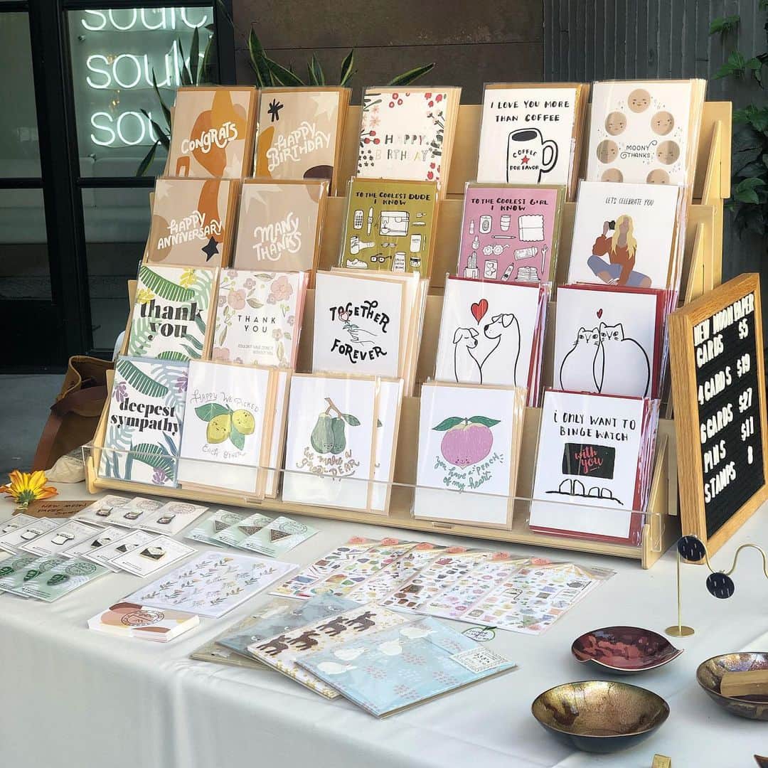 のインスタグラム：「Video I posted about #craftfairs has been getting a positive response. Thank you for all your sweet comments. Excited to post part two on Monday! クラフトフェアのビデオの反応が思った以上に良くて、みんなからの優しい言葉ありがとうございます。月曜日はパートツーをアップします。#craftshow #video #youtube #howto #howtocraftshow #mam #modernartisanmarketplace #renegadecraftfair #westcoastcraft #boothinspiration #vendorbooth #newmoonpaper #nmpg」