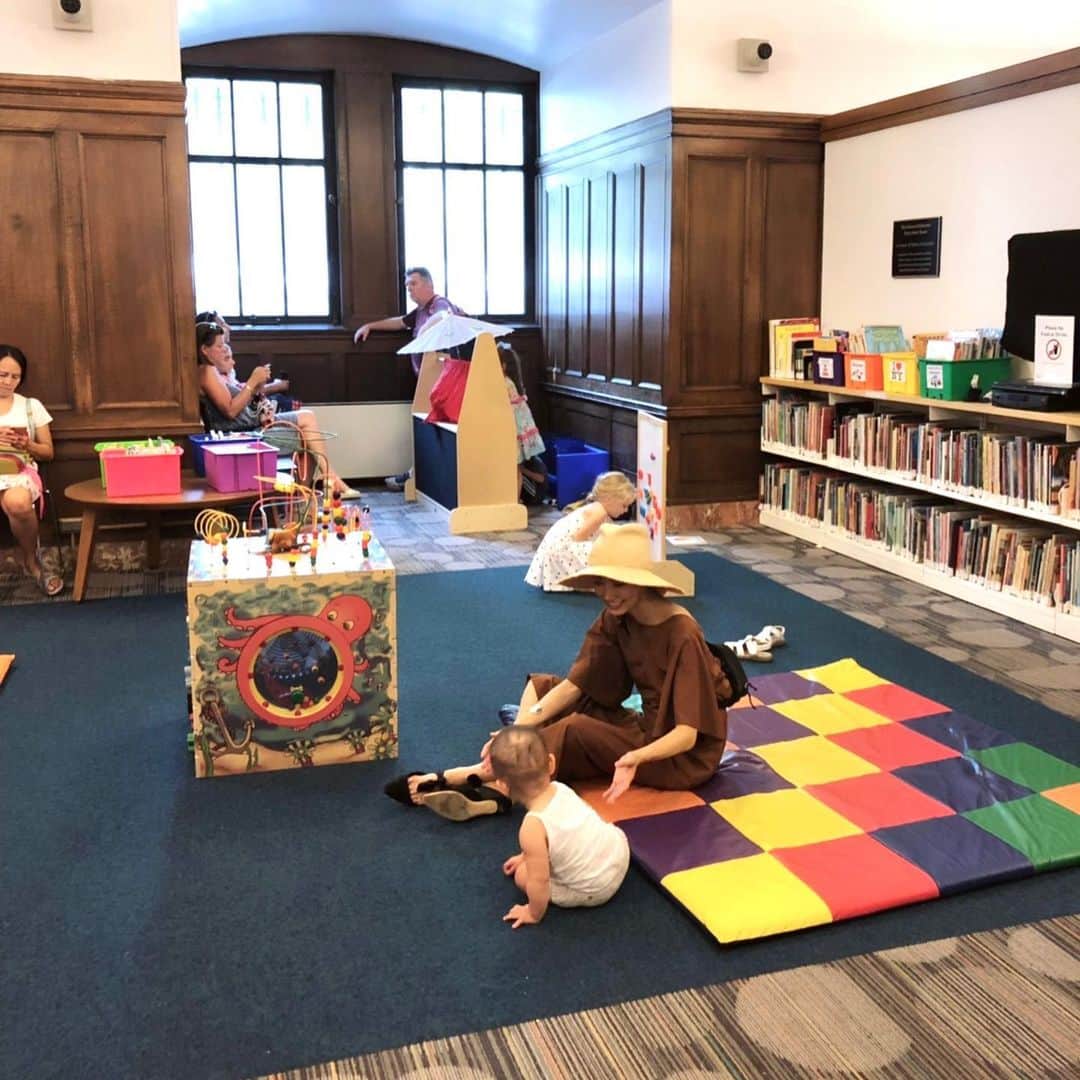 大塚良子さんのインスタグラム写真 - (大塚良子Instagram)「暑すぎるこの時期、ママ友との待ち合わせにも良い @nypl NY公共図書館。子供図書室は本の充実はもちろんとオモチャもあるし大人は座って涼めるのでちょっと休憩したい時にも便利。毎日読み聞かせや歌のイベントもあるのでNYママにオススメです。  #nypl #newyork #babylife #publiclibrary #nyc #海外移住 #ニューヨーク #ニューヨークママ #私流ニューヨーク子育て」8月3日 22時21分 - ryokokonami