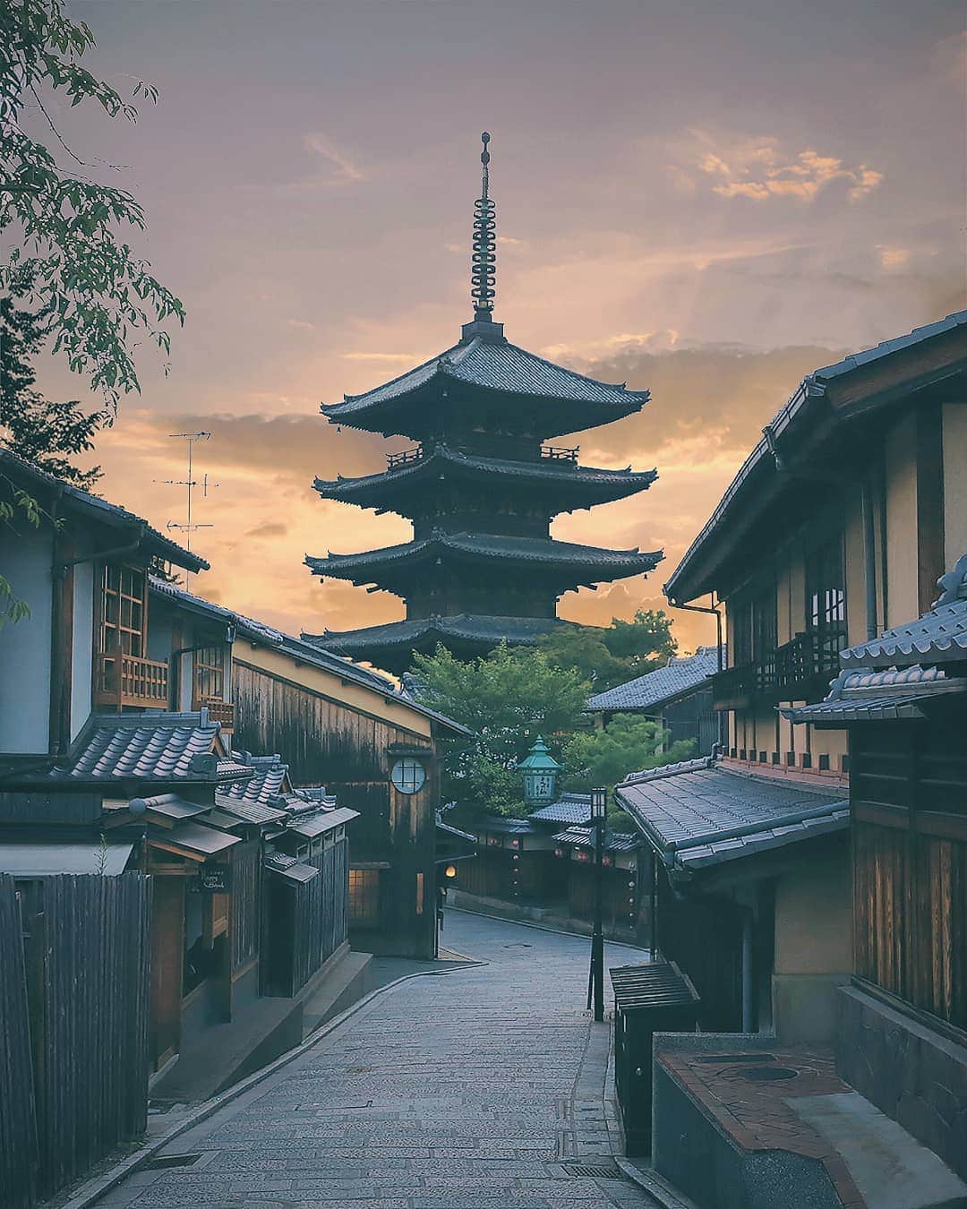 Berlin Tokyoさんのインスタグラム写真 - (Berlin TokyoInstagram)「The moment when the boundary between day and night gets blurry. . . . 📍#hellofrom #kyoto, #japan . . @instagram」8月3日 22時16分 - tokio_kid