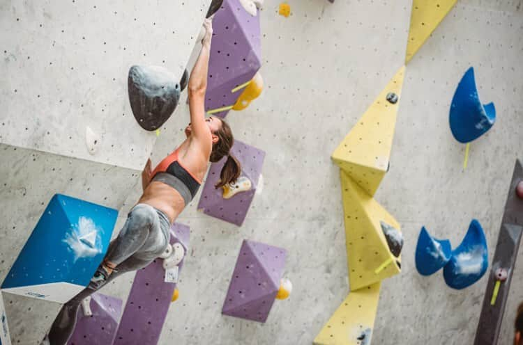 ジュリアン・ワームさんのインスタグラム写真 - (ジュリアン・ワームInstagram)「Had a fabulous start into the weekend with a fun bouldering session this morning 😍! #hochdiehändewochenende  Pic @bouldergraphy  @mammut_swiss1862  @madrockclimbing」8月3日 22時19分 - julewurm