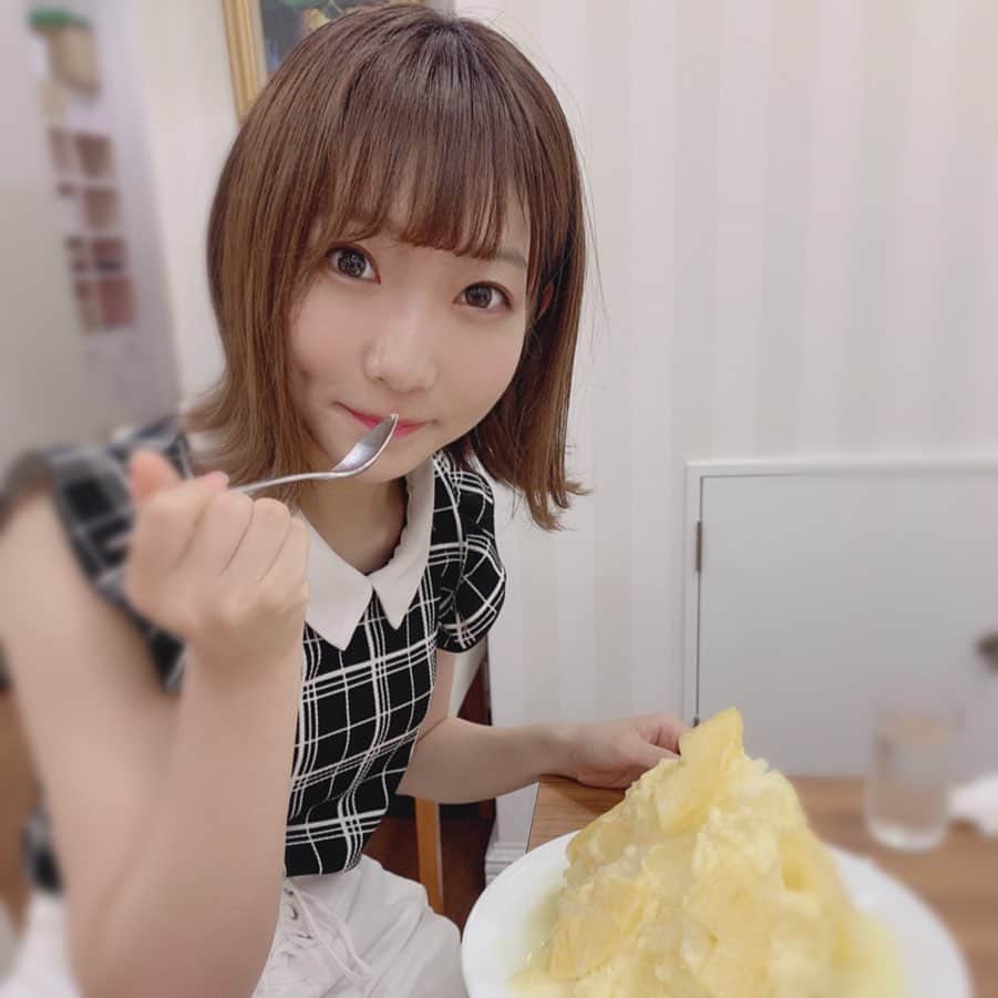 夏川愛実のインスタグラム：「ㅤㅤㅤㅤㅤㅤㅤㅤㅤㅤㅤㅤㅤ ㅤㅤㅤㅤㅤㅤㅤㅤㅤㅤㅤㅤㅤ ㅤㅤㅤㅤ ㅤㅤㅤㅤㅤㅤㅤㅤㅤㅤㅤㅤㅤㅤㅤㅤㅤㅤㅤㅤㅤㅤ 昨日は元メンバーのおふたりと 檸檬屋・グランデリモーネさんへ💓 ㅤㅤㅤㅤㅤㅤㅤㅤㅤㅤㅤㅤㅤㅤㅤㅤㅤㅤㅤㅤㅤㅤ  パイナップルかき氷にしたよう！！ 超ボリューミーだけど飽きないし最後までおいしいし、 パイナップルなのに甘くてびっくり。 マンゴーも桃も一口ずつもらったんだけど どれもおいしかった甘かった幸せ🥰 ㅤㅤㅤㅤㅤㅤㅤㅤㅤㅤㅤㅤㅤㅤㅤㅤㅤㅤㅤㅤㅤㅤ  ㅤㅤㅤㅤㅤㅤㅤㅤㅤㅤㅤㅤㅤㅤㅤㅤㅤㅤㅤㅤㅤㅤ #かき氷#カキ氷#パイナップルカキ氷#パイナップル #フルーツ#檸檬屋#グランデリモーネ#GRANDELIMONE #フルーツかき氷#名古屋カフェ#大須カフェ#矢場町カフェ #名古屋#大須#大須商店街#矢場町#cafe#大須かき氷 ㅤㅤㅤㅤㅤㅤㅤㅤㅤㅤㅤㅤㅤㅤㅤㅤㅤㅤㅤㅤㅤㅤ  ㅤㅤㅤㅤㅤㅤㅤㅤㅤㅤㅤㅤㅤㅤㅤㅤㅤㅤㅤㅤㅤㅤㅤㅤ」