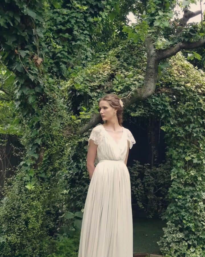 のインスタグラム：「不動の人気… いつか観た映画のようなワンシーンとなります様にと願いを込めて生まれたこのドレス… 沢山の花嫁様のお手伝いが出来て光栄です✨ . ★リアルなクリオマリアージュブライズをご紹介しております⏬  @cliomariage_brides ★パーティーや花嫁アクセサリーのご購入検討中の方はこちらをご覧ください⏬ @cliomariage.shop . The request of photo wedding is also possible. Please make an appointment. ↓↓↓ ☏+81-3-3770-9722 ✉info@cliomariage.com 1-16-16-5F Dogenzaka,Sibuya,Tokyo #cliomariage #photowedding #クリオマリアージュ #フォトウエディング #ウエディングフォト #ウエディングドレス #ドレス試着 #結婚準備 #ドレス探し #婚纱礼服　#웨딩드레스 #weddingdress #前撮り #後撮り #ディレクション #撮影 #プレ花嫁 #卒花嫁 #ウェディングレポ #高身長花嫁 #花嫁 #花嫁DIY #2019夏婚 #2019秋婚　#2020春婚」