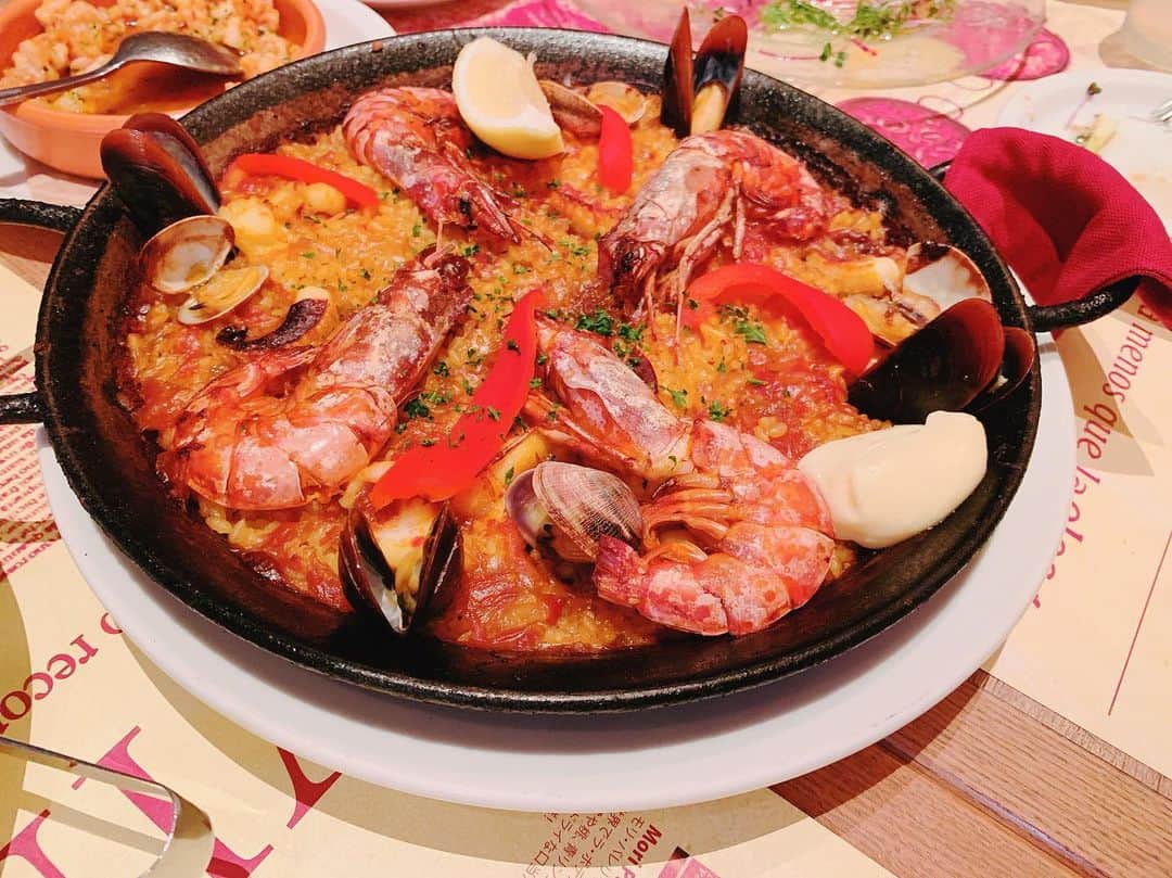 安藤瞳さんのインスタグラム写真 - (安藤瞳Instagram)「美味しいご飯食べると 頑張れるなぁーって身体が言う😄  そしてボウリングを語り合う時間 楽しすぎて、時間があっという間に過ぎる😂🎳 #スペイン料理 #元気の素 #頑張れる #ボウリング #プロボウラー」8月3日 22時27分 - hitomiandoh