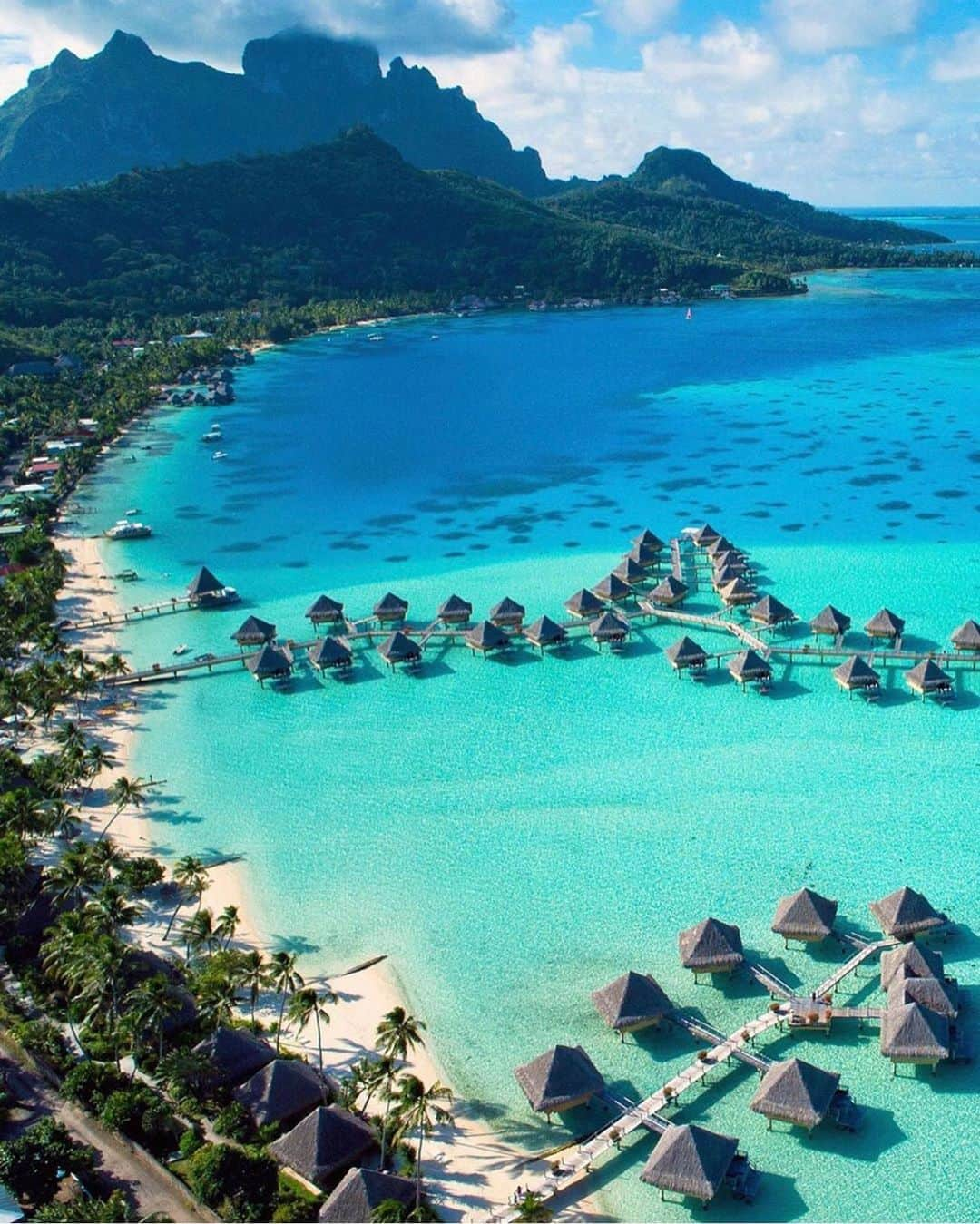 bestvacationsさんのインスタグラム写真 - (bestvacationsInstagram)「Tag who you’d take here!!! Endless blues of the French Polynesia! 📷 of @karl_shakur ©️Pierre Lesage @michutravel @erubes1 #BestVacations」8月3日 22時27分 - bestvacations