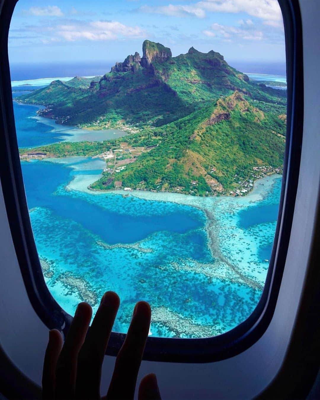 bestvacationsさんのインスタグラム写真 - (bestvacationsInstagram)「Tag who you’d take here!!! Endless blues of the French Polynesia! 📷 of @karl_shakur ©️Pierre Lesage @michutravel @erubes1 #BestVacations」8月3日 22時27分 - bestvacations