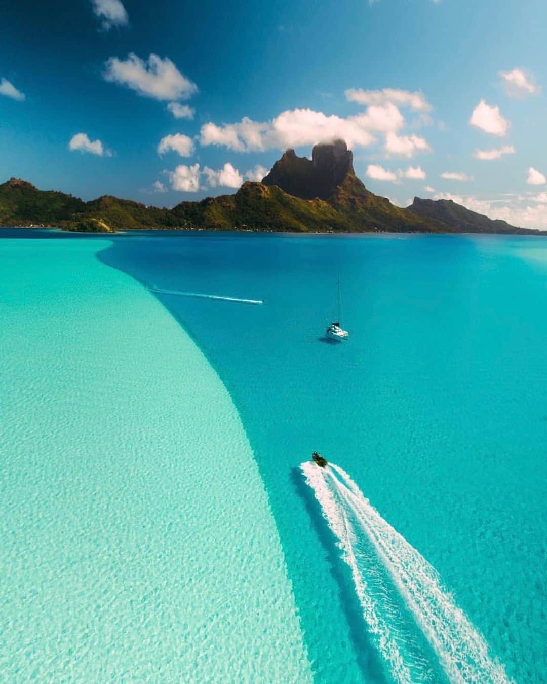 bestvacationsのインスタグラム：「Tag who you’d take here!!! Endless blues of the French Polynesia! 📷 of @karl_shakur ©️Pierre Lesage @michutravel @erubes1 #BestVacations」