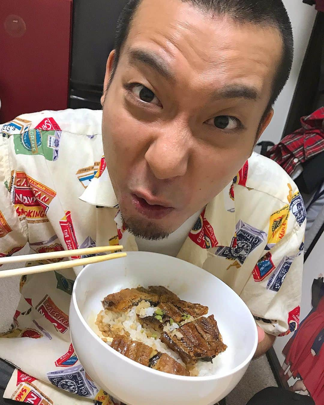 高見雄登さんのインスタグラム写真 - (高見雄登Instagram)「盗んできたうなぎ食べてる泥棒 #戦士#銘苅 今井の実家からもらったうなぎ、ふたりでたらふくいただきました！ごちそうさまでした！ #魚重産業#滋賀#大津#世界一 #うなぎ#蒲焼き」8月3日 22時27分 - yutotakami