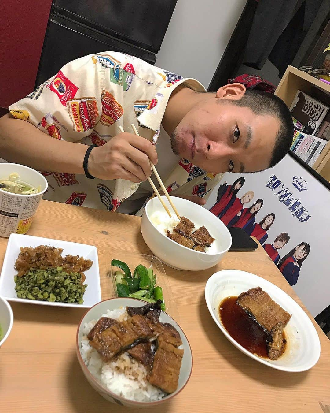 高見雄登さんのインスタグラム写真 - (高見雄登Instagram)「盗んできたうなぎ食べてる泥棒 #戦士#銘苅 今井の実家からもらったうなぎ、ふたりでたらふくいただきました！ごちそうさまでした！ #魚重産業#滋賀#大津#世界一 #うなぎ#蒲焼き」8月3日 22時27分 - yutotakami