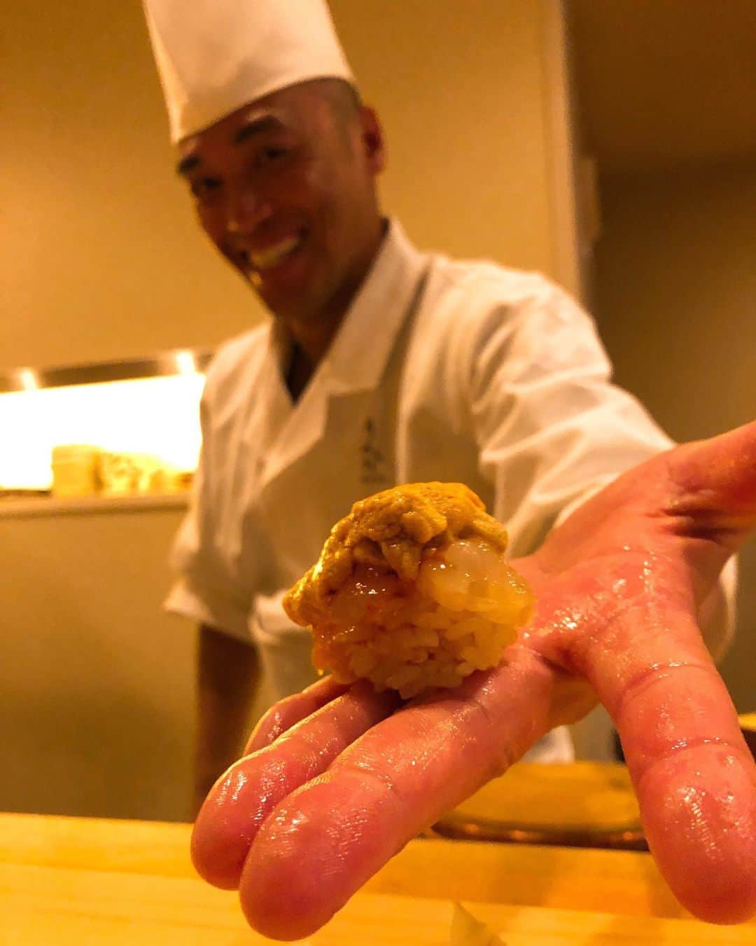 秋山具義さんのインスタグラム写真 - (秋山具義Instagram)「【2019年寿司42軒目『鮨 りんだ』Aug.3】﻿ ﻿ 『鮨 りんだ』は、味も好みで、雰囲気も楽しくて、大好きです！﻿ ﻿ 今日も、美味しかった〜！﻿ りんだ巻き、ヤバかった〜！﻿ ﻿ こちらの大将のおばあさんの手作り味噌のお味噌汁が、最高に美味しい！！！﻿ ﻿ 大将の愛媛の実家のみかんジュース、今日は8種、美味しすぎです！！！﻿ ﻿ #鮨りんだ #目黒寿司 #不動前寿司 #具義寿司2019 #具義うに2019」8月3日 22時40分 - gugitter