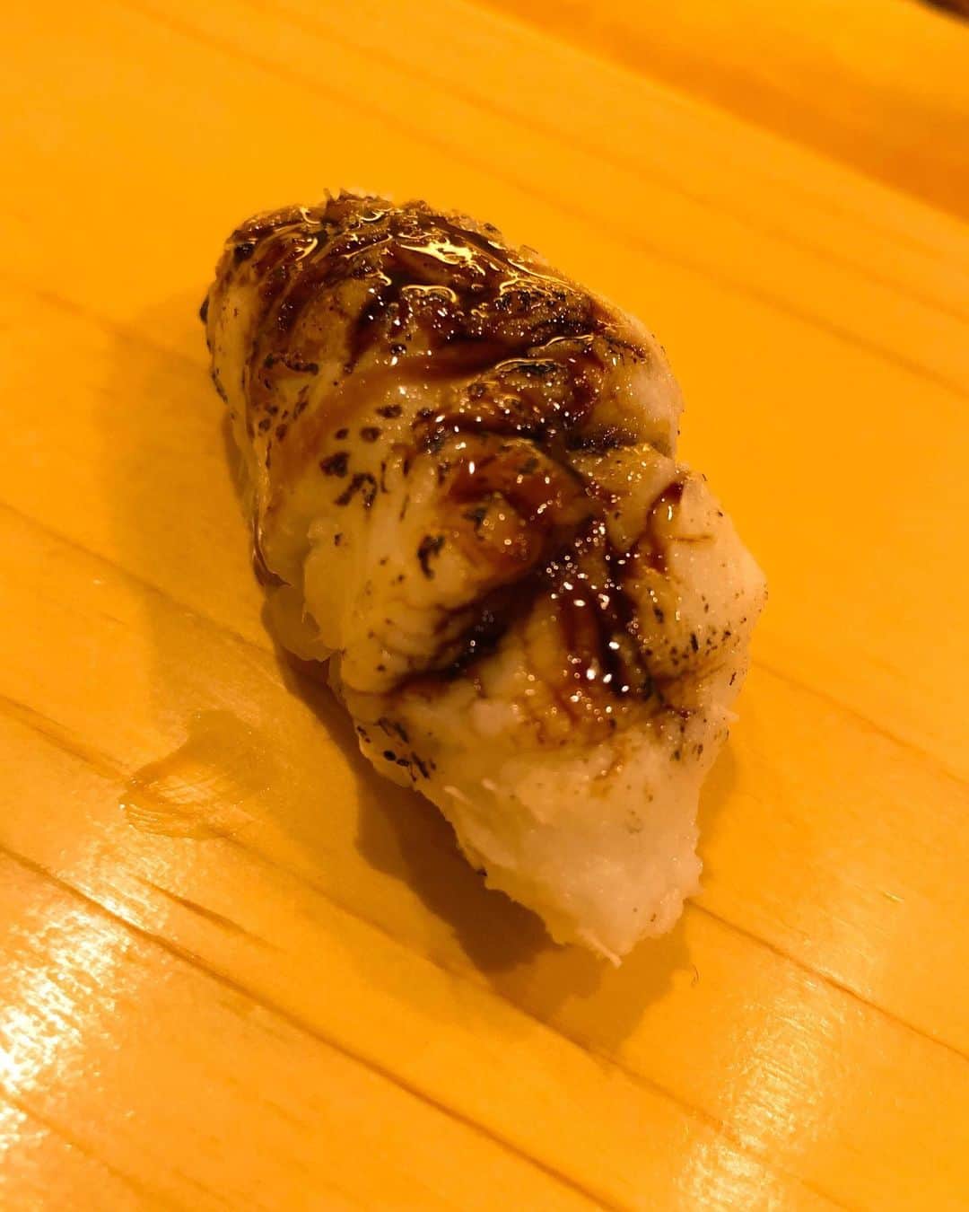 秋山具義さんのインスタグラム写真 - (秋山具義Instagram)「【2019年寿司42軒目『鮨 りんだ』Aug.3】﻿ ﻿ 『鮨 りんだ』は、味も好みで、雰囲気も楽しくて、大好きです！﻿ ﻿ 今日も、美味しかった〜！﻿ りんだ巻き、ヤバかった〜！﻿ ﻿ こちらの大将のおばあさんの手作り味噌のお味噌汁が、最高に美味しい！！！﻿ ﻿ 大将の愛媛の実家のみかんジュース、今日は8種、美味しすぎです！！！﻿ ﻿ #鮨りんだ #目黒寿司 #不動前寿司 #具義寿司2019 #具義うに2019」8月3日 22時40分 - gugitter
