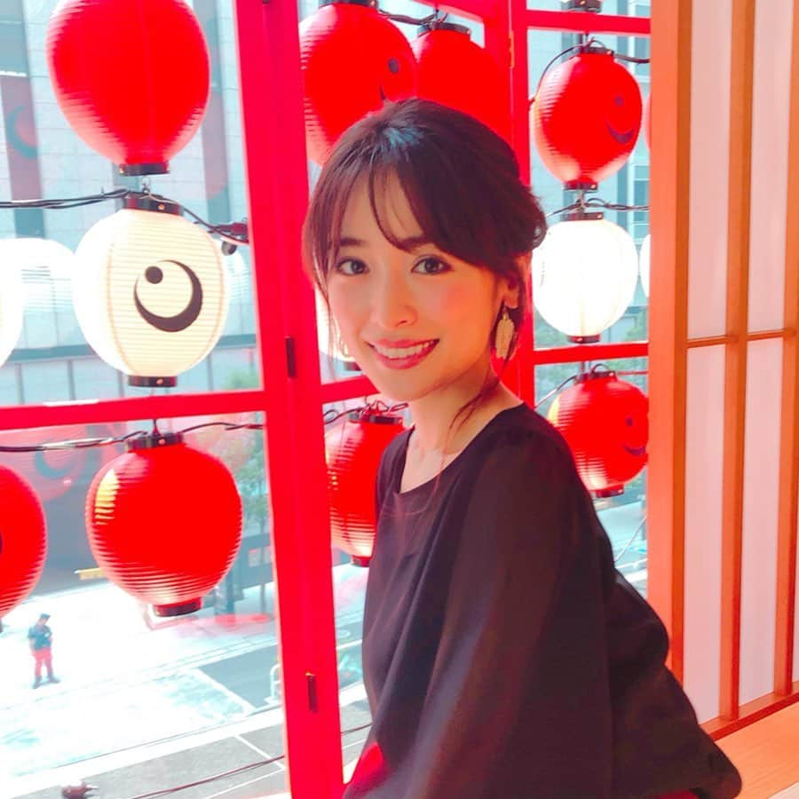 美人百花さんのインスタグラム写真 - (美人百花Instagram)「こちらの美女と秋号の撮影でした🥰 撮影場所は東京の大手町にある「星のや東京」👘 ずっと行ってみたいと思ってた場所なので、大興奮😆 館内各所に心が和む季節のしつらえが施されていて、日々の煩悩を消し去ってくれる安らぎの空間☺️✨ . 忙しくて旅行に行けない丸の内で働くお客さんのなかには、仕事後に土日を「星のや東京」で過ごし、月曜そのまま出社する方もいるようです♨️ 贅沢な週末の過ごし方🙆‍♀️憧れますね❣️ いつかプライベートで宿泊したい💓とっても素敵な旅館でした🙆‍♂️✨ .  #星野や東京 #泉里香 #夏祭り #季節感」8月3日 22時40分 - bijinhyakka