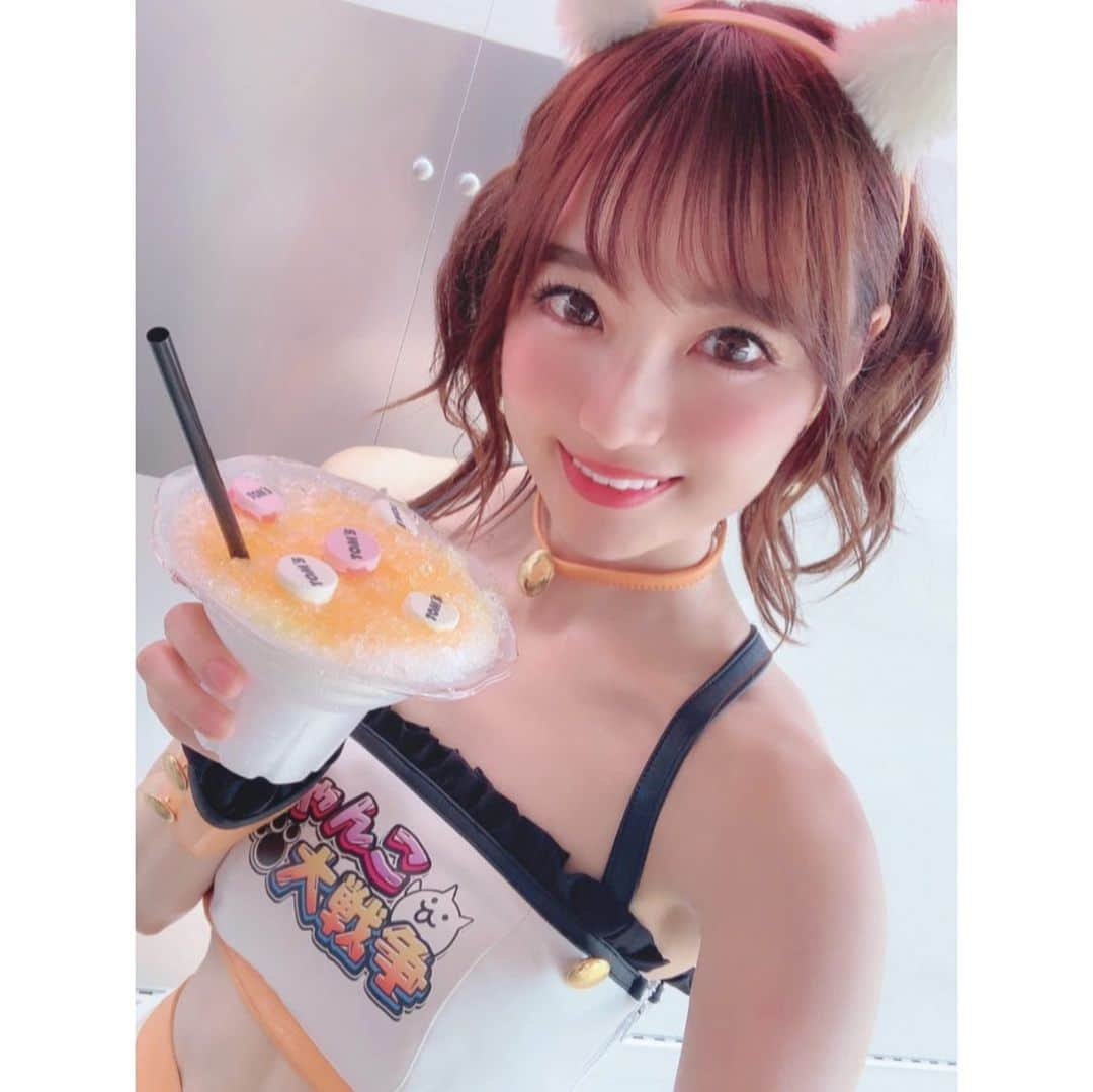 小越しほみさんのインスタグラム写真 - (小越しほみInstagram)「TOM'Sかき氷🍧✨ そろそろ夏のサーキットでかき氷が食べたいー！って思ってたら まさかの自分のチームで食べさせてもらえるなんて🥰 ・ TOM'Sグッズも増えてて折りたたみサングラスとか携帯扇風機とかサーキットで使える物ばっかり😆 ・ そしてなんと言ってもこのSUPER GT Rd.3 TOM'S 1-2finish Tシャツだよね🏆💓 明日の決勝もワンツーTOM'Sになるように今日はこれ着て寝よっと😌‪💭‬ ・ 明日のSUPER GT第3戦決勝は36号車5番手、37号車14番手スタートです🚗  #tomsracing の応援よろしくお願いします🏁✨ ・ #supergt #にゃんこ大戦争 #にゃんこ大戦争ガールズ #race #racequeen #rq #レースクィーン #かき氷 #富士500mile #富士スピードウェイ #猫耳 #サーキット #circuit #selfie #自撮り #折りたたみサングラス #携帯扇風機 #夏 #summer」8月3日 22時40分 - shihomi1129