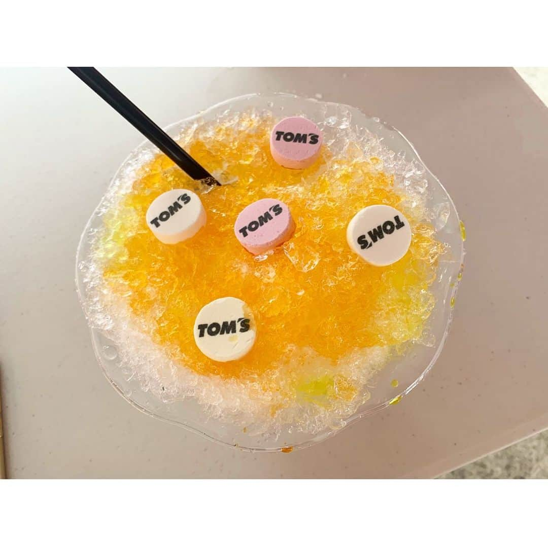 小越しほみさんのインスタグラム写真 - (小越しほみInstagram)「TOM'Sかき氷🍧✨ そろそろ夏のサーキットでかき氷が食べたいー！って思ってたら まさかの自分のチームで食べさせてもらえるなんて🥰 ・ TOM'Sグッズも増えてて折りたたみサングラスとか携帯扇風機とかサーキットで使える物ばっかり😆 ・ そしてなんと言ってもこのSUPER GT Rd.3 TOM'S 1-2finish Tシャツだよね🏆💓 明日の決勝もワンツーTOM'Sになるように今日はこれ着て寝よっと😌‪💭‬ ・ 明日のSUPER GT第3戦決勝は36号車5番手、37号車14番手スタートです🚗  #tomsracing の応援よろしくお願いします🏁✨ ・ #supergt #にゃんこ大戦争 #にゃんこ大戦争ガールズ #race #racequeen #rq #レースクィーン #かき氷 #富士500mile #富士スピードウェイ #猫耳 #サーキット #circuit #selfie #自撮り #折りたたみサングラス #携帯扇風機 #夏 #summer」8月3日 22時40分 - shihomi1129