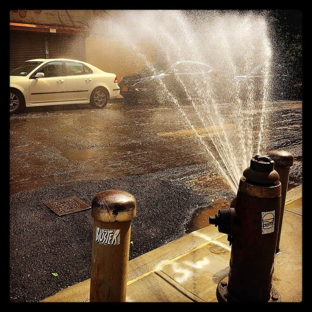 ラファエル・スバージさんのインスタグラム写真 - (ラファエル・スバージInstagram)「Hot #august day in #harlem  #hydrant #waterworks  #summerinthecity」8月3日 22時35分 - raphaelsbarge