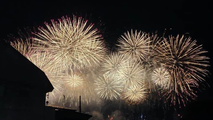 Linaのインスタグラム：「今年も見れた花火❤️ 浴衣着てる人沢山で可愛かった🥺私もまた着たいな👘. . 🎐 #花火 #fireworks #夏 #summer」
