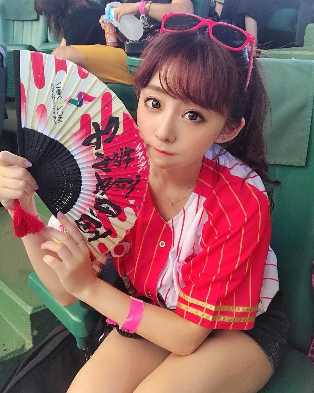 横田亜美さんのインスタグラム写真 - (横田亜美Instagram)「❤︎ ももマニ2019 @メットライフドーム . 今日は夏菜子推しで 明日はあーりん推しで 向かいます🥺💞 . 人人人！！！！で、 全くフォロワーさんと 会えなかった💔笑 . 明日は早めに現地着くので 会えますよーーーにっ！ . . #ももいろクローバーz #百田夏菜子 #玉井詩織 #佐々木彩夏 #高城れに #モノノフ #ももクロ #西武ドーム #メットライフドーム #夏 #ライブ #モノノフさんと繋がりたい #momoclo #momoirocloverz  #モノノフあみみ」8月3日 22時48分 - amimi0218