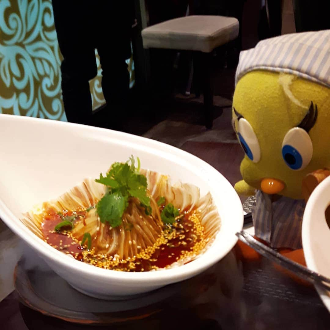 Little Yellow Birdさんのインスタグラム写真 - (Little Yellow BirdInstagram)「Wow, Chinese food from out of this world!! Spicy sliced pork ear, delicious!! And my sincere apologies to any and all of my plushie piggie friends...😐 #littleyellowbird #tweety #tweetykweelapis #adventures #yellow #bird #weekend #saturday #chinese #chinesefood #food #goodfood #foodporn #fulumandarijn #amsterdam #pork #porkear #mandarin #stuffedanimalsofinstagram #plushiesofinstagram」8月3日 22時49分 - tweetykweelapis