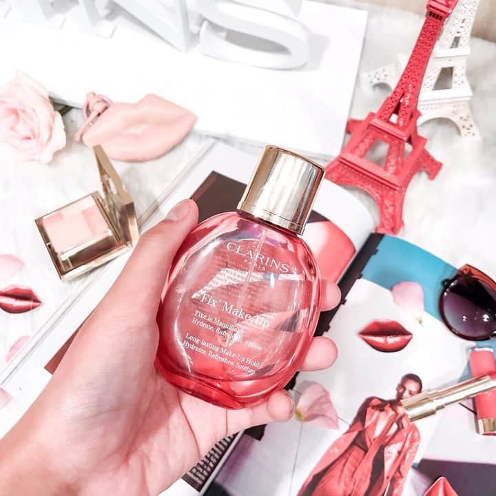 CLARINSさんのインスタグラム写真 - (CLARINSInstagram)「Spritz your way to long-lasting make-up that holds up in summer heat with Fix' Make-Up. Bonus: It's infused with grapefruit extract and organic rose water for the sweetest of scents 💕#ClarinsMakeup 📷: @imnoodee」8月3日 22時45分 - clarinsusa