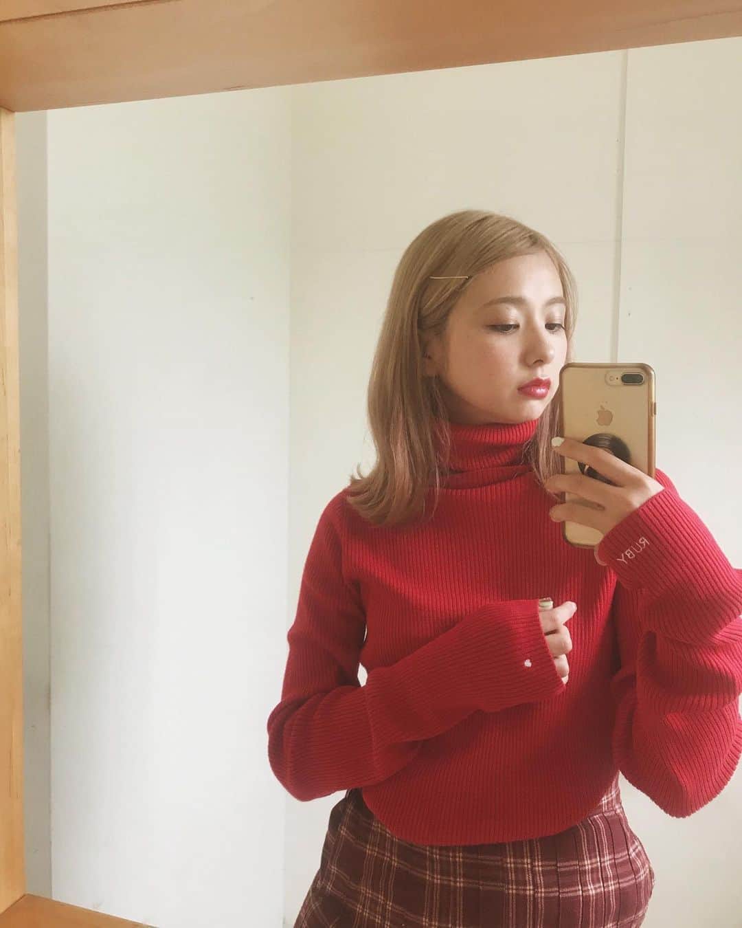 のインスタグラム：「F/W コーディネート撮影の日のオフショット。 このコーデ好き🍅 @cakedaisuke のヘアメイクも、今回も最高でした✨ このとき着ている タートルネック、チェックのスカート ただいまweb storeで先行受注を受付中✔︎ ゆるっと着られるように 袖を長めにしています。 袖口には ちいさな "♡" と RUBYのロゴ。 ・ 2019 F/W COLLECTION先行受注 第三弾は 8/6 14:00までの受付です！ ほかにもケーブルニット🧶のセーターやスカート、 ボリューミーなボアのロングコート、 ティペットやタイツといった秋冬小物など いろいろ登場しています。❄︎ @ruby_and_you」