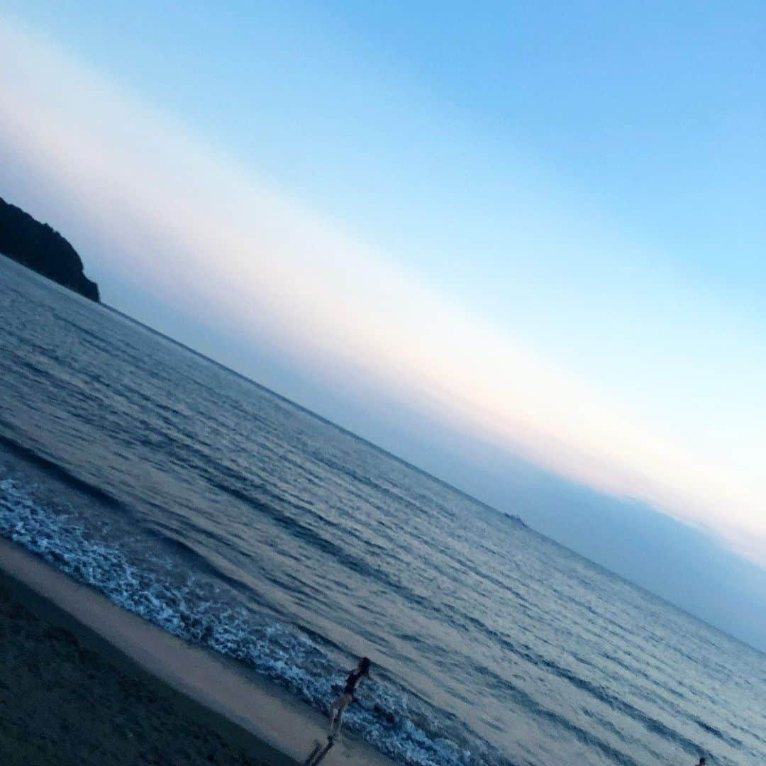 村田莉さんのインスタグラム写真 - (村田莉Instagram)「夏を感じに来ました🌊☀️🏖 . 2枚目ズームにすると私のはしゃぎ具合がわかります☺️← . #10年振りに海潜った #実は泳げる人 #素潜りできる人 #海 #sea #바다 #🌊」8月3日 22時56分 - murata_mari