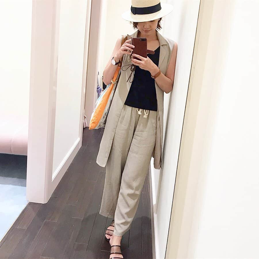 ryo0809appleさんのインスタグラム写真 - (ryo0809appleInstagram)「#coordinate ・ ・ ・ 先週のお買い物コーデ。 3月に買ったジレとパンツのセットアップ、ノースリーブトップスと合わせたくて寝かせてたら寝かせ過ぎて、この気温で裏地付きジレは暑かった😂 けど、思った通りの好きな雰囲気♡ ・ ・ ・ 今日は妹宅へ遊びに行った帰りに自宅通過してアウトレットへ😝 水着が欲しくて行ったのに、思いがけず他の物で良い物を見つけてしまうという、期待せずに行くとアウトレットでありがちなパターン😂 思いがけず見つけた物は意外にもほぼ即決で買ったくせに。肝心の水着は最後の最後まで悩み、帰る直前にやっぱり買うという優柔不断さ🤷🏻‍♀️ ・ ・ ・ #服記録 #先日のコーデ #いつコ #セットアップ #リエディ  #reedit_ootd  #reedit  #プチプラコーデ  #プチプラファッション  #ママコーデ  #outfit #ootd  #kaumo_fashion  #locari  #ponte_fashion  #mamagirl  #mineby3mootd  #ママスタ夏コーデ  #アラフォーママ  #アラフォーコーデ  #セットアップコーデ」8月3日 22時56分 - ryo0809apple