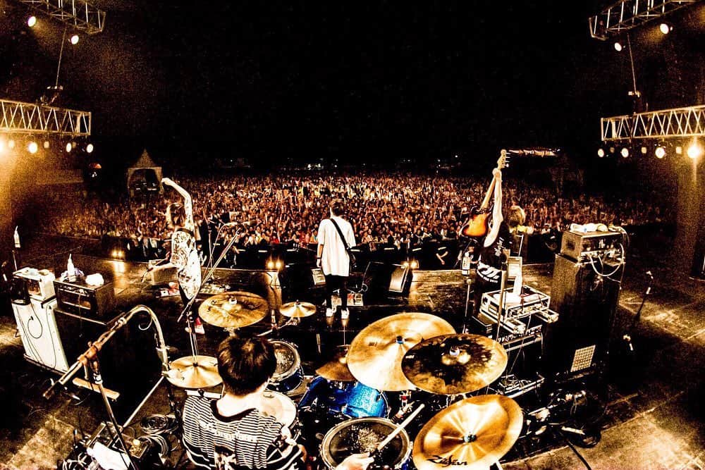 辻村勇太のインスタグラム：「ジャイガ -OSAKA GIGANTIC ROCK FES 2019-  Photo by @hamanokazushi  #blueencount  #bassist #ジャイガ #あの時間いてくれた全ての方に感謝 #ちゃんと良い一日だったと感じてくれたら嬉しいです #日焼けしてる人もいると思うからゆっくりクールダウンしてくださいな #MVも絶賛公開中 #バッパラ #見てねん #おつとぅーっす」