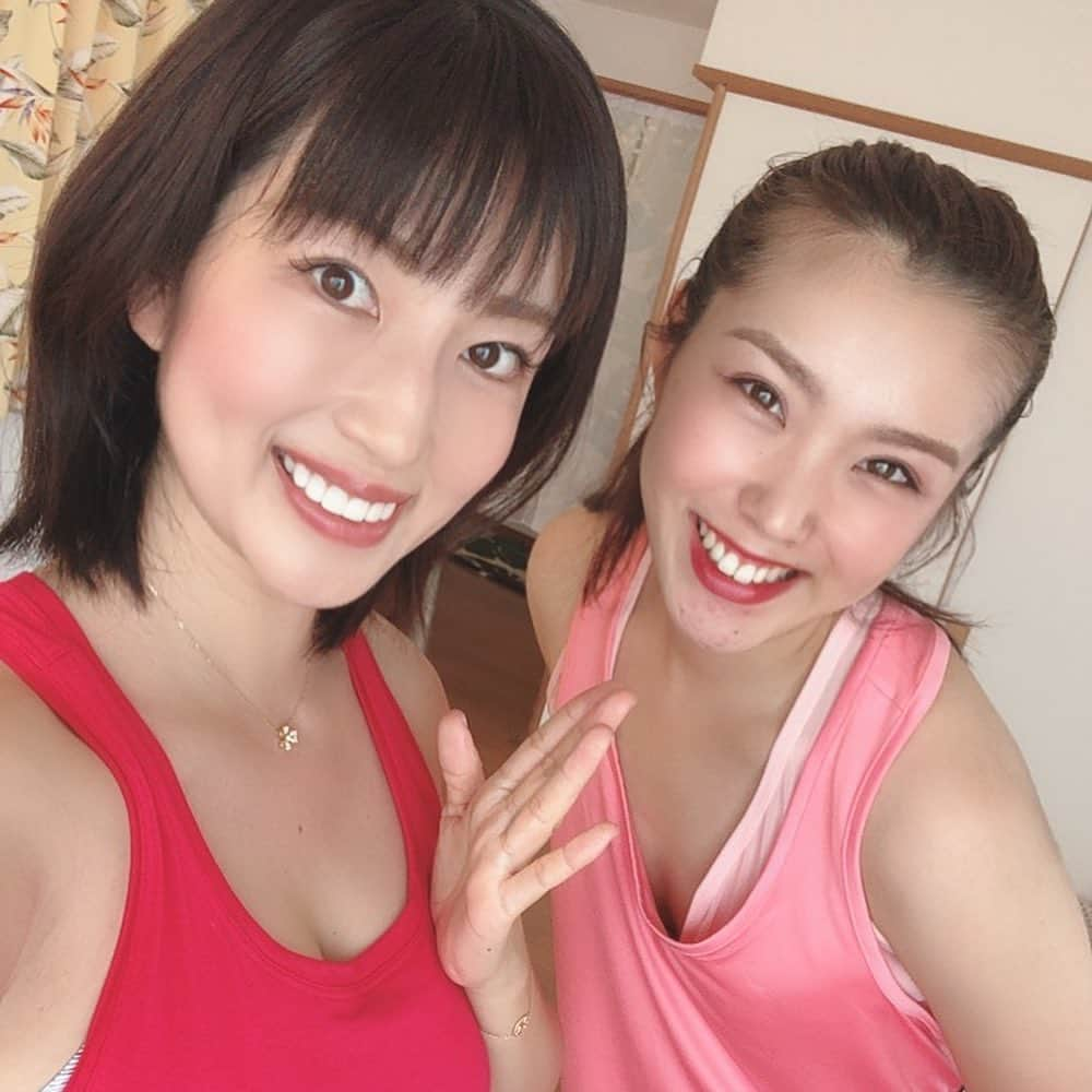 庄司ゆうこさんのインスタグラム写真 - (庄司ゆうこInstagram)「おぎやはぎの小木さんと11年ぶりの共演‼️何の番組かはまた来週告知します🤗✨これもまた全国放送だよ✨ 小木さんとまず会った瞬間、「庄司太ったなぁー！」って言われたので「出産してまだ3ヶ月なんですぅ」って言い訳をしてしまった🤣 2枚目の写真はおねマスのときだから24歳の私、、笑 腕の太さが全然違う😂 はぁ、、痩せたい😭 そして今日もインストラクターのみんなにも出演してもらいました🤗 9枚目は16期生の来夢ちゃん💕 若さを売りにどんどん頑張って欲しいですね(^^) #おぎやはぎ#小木博明#さん#11年ぶりの共演#おねがいマスカット#ではよくいじられてました#恵比寿マスカッツ#新人インストラクター#いきなり#テレビ出演#ポジティブスターヨガ#庄司ゆうこ#小木さんが持ってるのは#psyのパンフレット#ちゃっかり営業#しちゃった🤣」8月3日 22時50分 - yuko.shoji