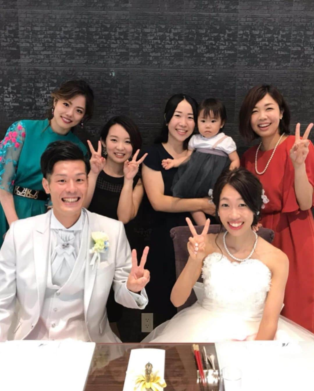 坪井保菜美さんのインスタグラム写真 - (坪井保菜美Instagram)「▪︎ Happy wedding👰🏻❤︎ 大学から仲良しのしほが結婚👏🏻😭✨ 晴れすぎなほど天気に恵まれたしほの式には、たっくさんの仲間がいてみんなから愛されてるなぁとほっこりしてました。 ・ しほの幸せそうな顔がたまらなく嬉しくて。優しいゆうすけ君とお似合いな2人をお祝いする事ができて、心がポカポカになりました。 ・ 暑すぎて沸騰するかと思った☀︎ ・ #happywedding #wedding #weddingdress  #happy #congratulations #flowers」8月3日 22時51分 - honamitsuboi