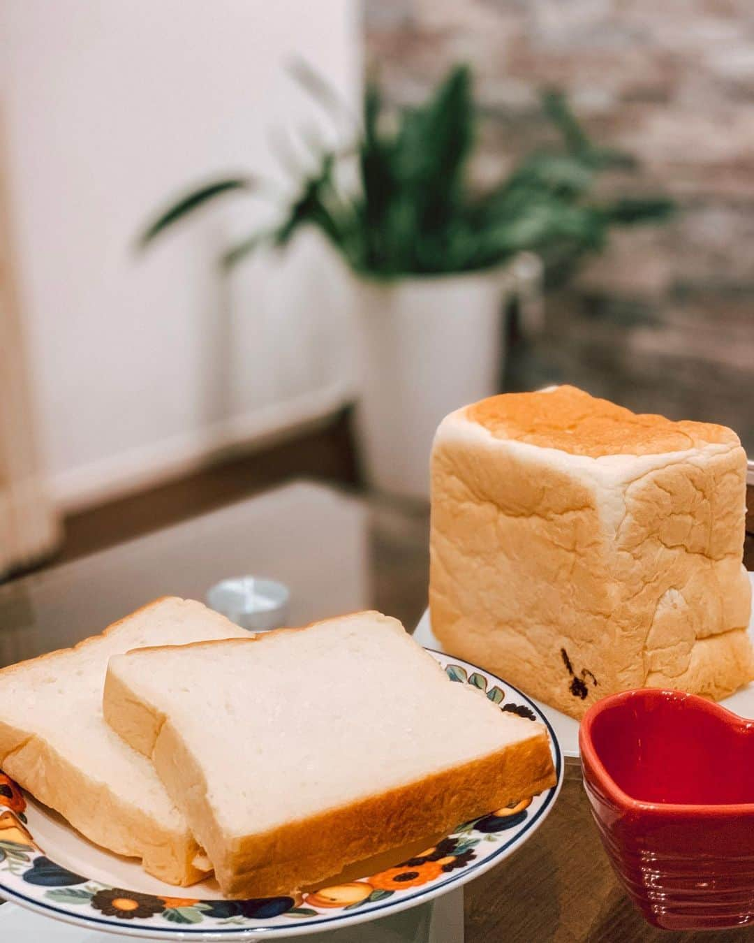 神林真里さんのインスタグラム写真 - (神林真里Instagram)「#GOODBREADLAPAN 🍞﻿ ﻿ 吉祥寺に新オープンした #ラパン の #クリーミー生食パン がふわっふわのもっちもちでとっても美味しい~😍﻿ ほんのり自然な甘さがちょうどいいから何も付けずにそのまま食べちゃう😋💓💓﻿ 卵もイーストフードも不使用なの👍﻿ ﻿ ﻿ ﻿ ﻿ ﻿ ﻿ ﻿ ﻿ ﻿ ﻿ ﻿ ﻿ ﻿ ﻿ ﻿ ﻿ #LAPAN #食パン #高級食パン #食パン専門店 #パスが好き #パン #グルメ #吉祥寺グルメ #卵不使用 #イーストフード不使用 #安全 #美味しい #breadlover #food #instafood #delicious #lifestyle #foodstagram」8月3日 22時56分 - maripo_jp