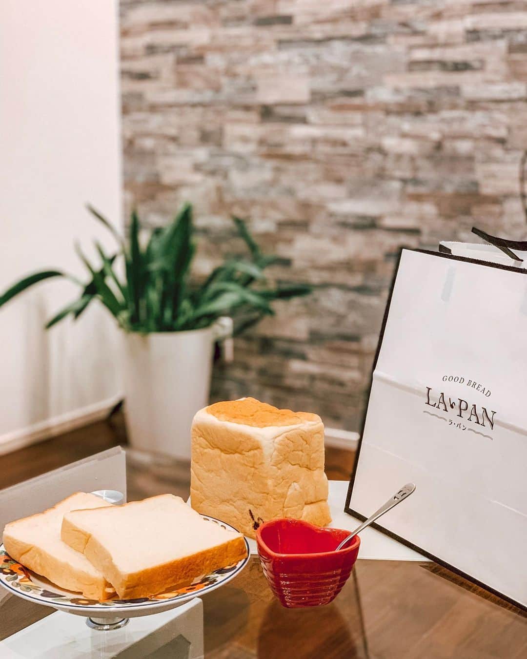 のインスタグラム：「#GOODBREADLAPAN 🍞﻿ ﻿ 吉祥寺に新オープンした #ラパン の #クリーミー生食パン がふわっふわのもっちもちでとっても美味しい~😍﻿ ほんのり自然な甘さがちょうどいいから何も付けずにそのまま食べちゃう😋💓💓﻿ 卵もイーストフードも不使用なの👍﻿ ﻿ ﻿ ﻿ ﻿ ﻿ ﻿ ﻿ ﻿ ﻿ ﻿ ﻿ ﻿ ﻿ ﻿ ﻿ ﻿ #LAPAN #食パン #高級食パン #食パン専門店 #パスが好き #パン #グルメ #吉祥寺グルメ #卵不使用 #イーストフード不使用 #安全 #美味しい #breadlover #food #instafood #delicious #lifestyle #foodstagram」