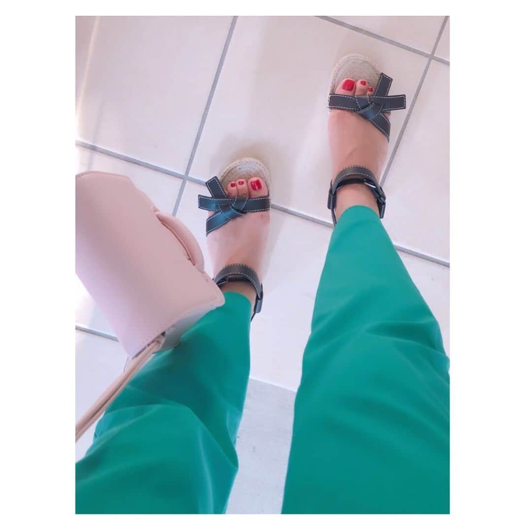のインスタグラム：「New inの小物達♡ * Bag: #vasic Shoes: #loewe #fashion #cordinate #casualstyle #vasicnewyork  #ママコーデ #今日の足元 #ロエベ #sandals #bag」