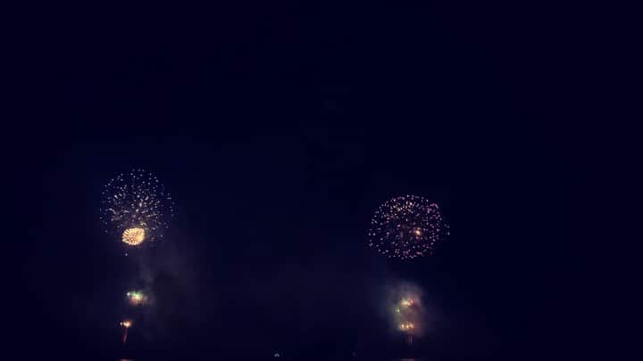 のインスタグラム：「夜風、海風にあたりながらみる花火が一番すき。 夏だ。 #ilovesummer #fireworks」