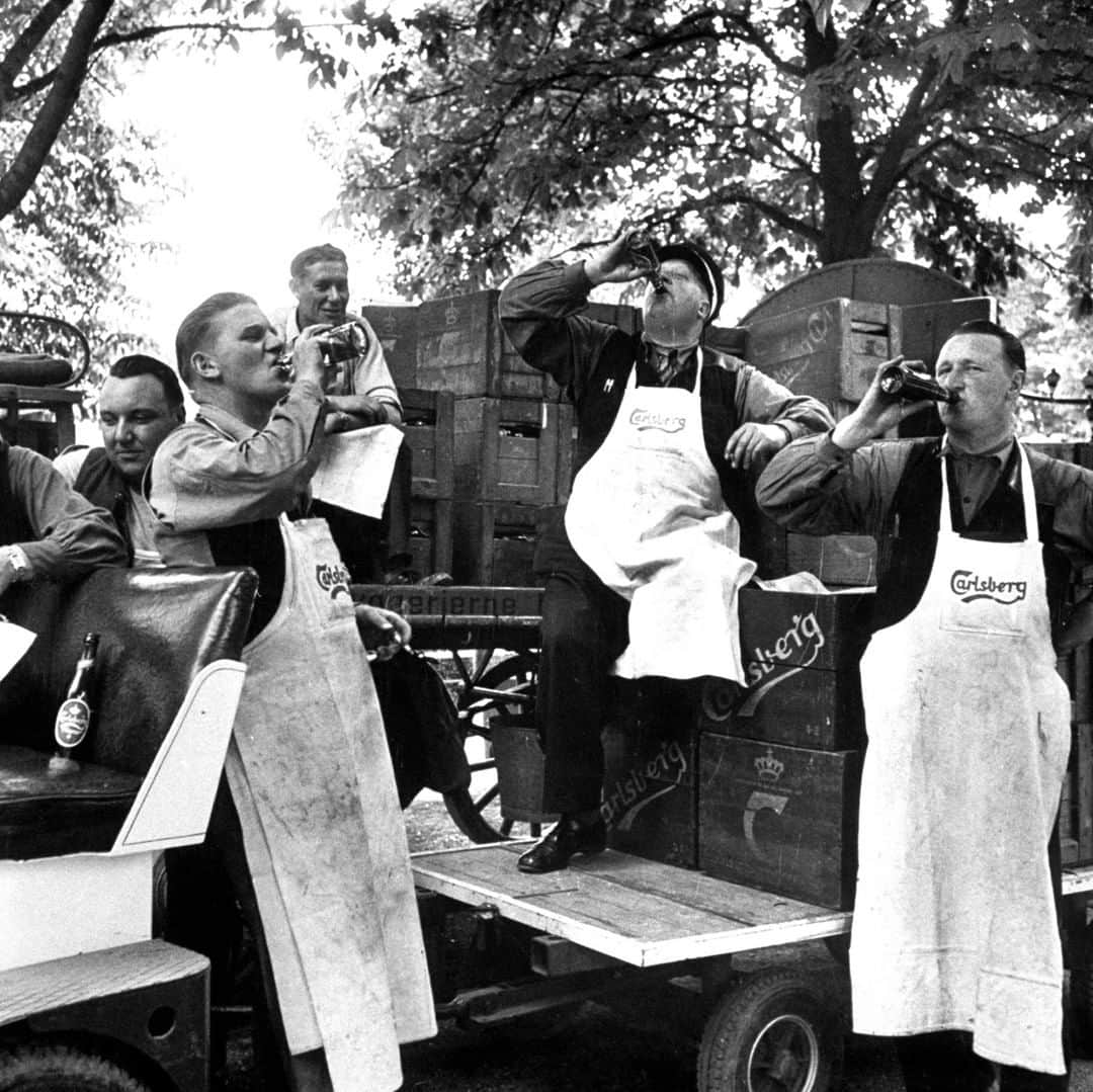 lifeさんのインスタグラム写真 - (lifeInstagram)「At 9:00 a.m., Carlsberg and Tivoli workers enjoying an early morning beer in Copenhagen, Denmark - 1952. (Carl Mydans—The LIFE Picture Collection/Getty Images) #vintageLIFE #Denmark #beer」8月3日 23時01分 - life