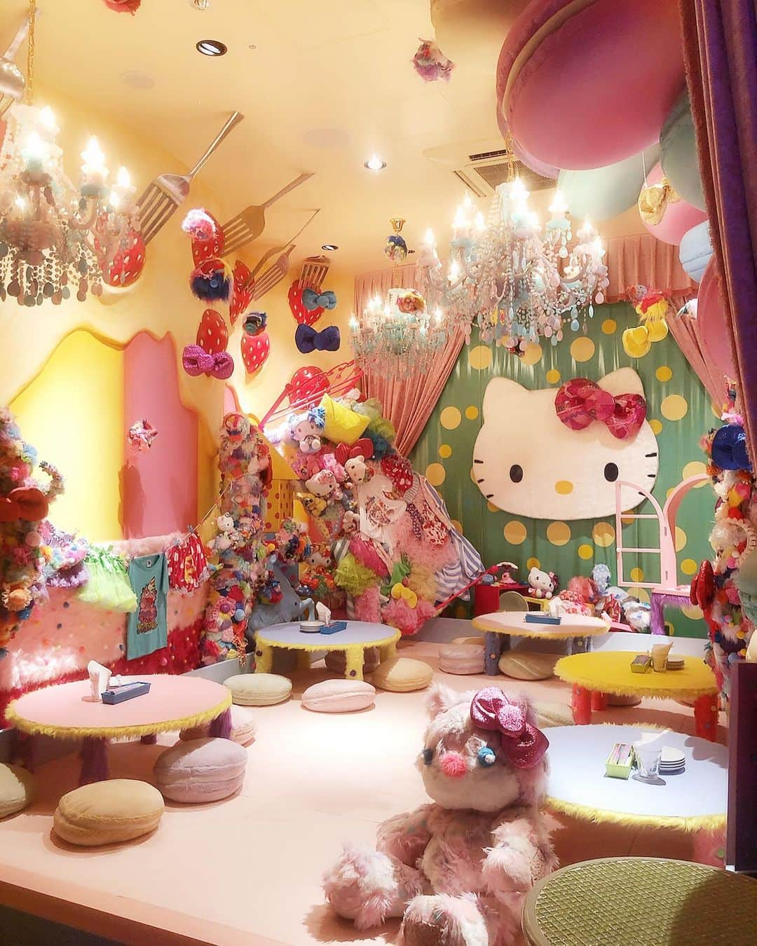 宇佐美あいりさんのインスタグラム写真 - (宇佐美あいりInstagram)「期間限定のHello Kitty×KAWAII MONSTER CAFE 行ってきたよん💓前からずっと行きたくてキティちゃんも大好きだからこれは絶対行くしかないのでGO🥰可愛いし楽しいし最高😍キティちゃんのお部屋で限定メニュー食べたのだ😋ストーリーに動画もアップしてるから24時間以内に見てねん♬ #KMCSHOWCASE#KAWAIIMONSTERCAFE#Sweets#HelloKitty#HelloKitty#キティちゃん#キティの部屋#room#MRチョッピー#ハンバーガー#カラフルポップバーガー#モンスターカフェ#カワイイモンスターカフェ#期間限定#コラボ#レインボー#カラフル#オシャレ#可愛い#原宿#harajuku#shibuya#親友#date#japanesegirl#followme」8月3日 23時01分 - airi.usami_official