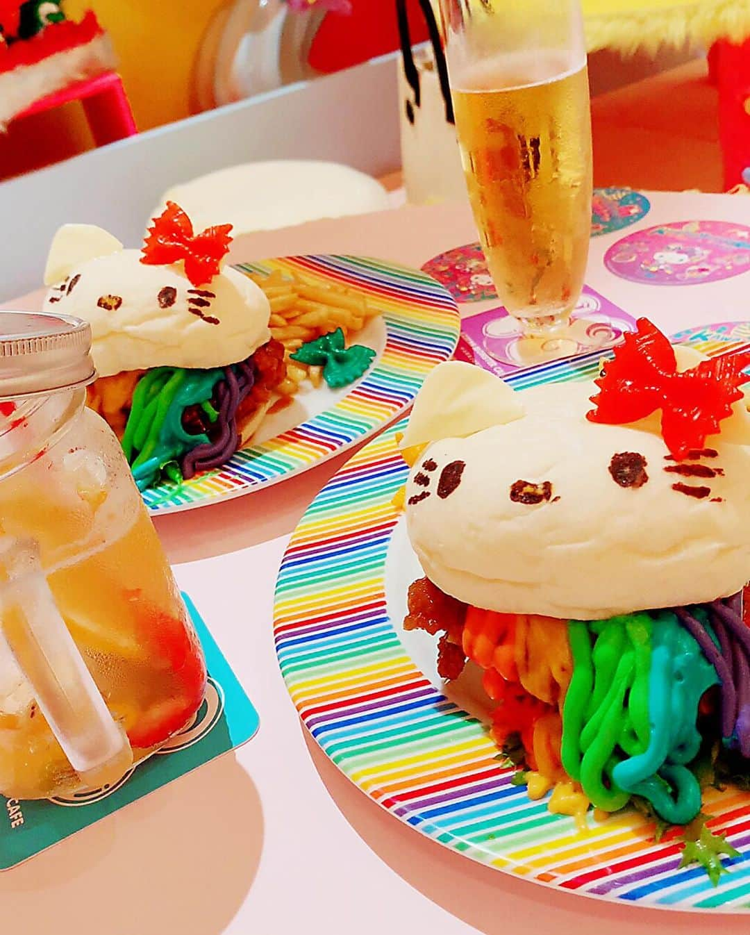 宇佐美あいりさんのインスタグラム写真 - (宇佐美あいりInstagram)「期間限定のHello Kitty×KAWAII MONSTER CAFE 行ってきたよん💓前からずっと行きたくてキティちゃんも大好きだからこれは絶対行くしかないのでGO🥰可愛いし楽しいし最高😍キティちゃんのお部屋で限定メニュー食べたのだ😋ストーリーに動画もアップしてるから24時間以内に見てねん♬ #KMCSHOWCASE#KAWAIIMONSTERCAFE#Sweets#HelloKitty#HelloKitty#キティちゃん#キティの部屋#room#MRチョッピー#ハンバーガー#カラフルポップバーガー#モンスターカフェ#カワイイモンスターカフェ#期間限定#コラボ#レインボー#カラフル#オシャレ#可愛い#原宿#harajuku#shibuya#親友#date#japanesegirl#followme」8月3日 23時01分 - airi.usami_official