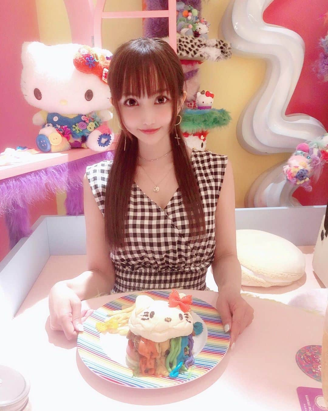 宇佐美あいりさんのインスタグラム写真 - (宇佐美あいりInstagram)「期間限定のHello Kitty×KAWAII MONSTER CAFE 行ってきたよん💓前からずっと行きたくてキティちゃんも大好きだからこれは絶対行くしかないのでGO🥰可愛いし楽しいし最高😍キティちゃんのお部屋で限定メニュー食べたのだ😋ストーリーに動画もアップしてるから24時間以内に見てねん♬ #KMCSHOWCASE#KAWAIIMONSTERCAFE#Sweets#HelloKitty#HelloKitty#キティちゃん#キティの部屋#room#MRチョッピー#ハンバーガー#カラフルポップバーガー#モンスターカフェ#カワイイモンスターカフェ#期間限定#コラボ#レインボー#カラフル#オシャレ#可愛い#原宿#harajuku#shibuya#親友#date#japanesegirl#followme」8月3日 23時01分 - airi.usami_official