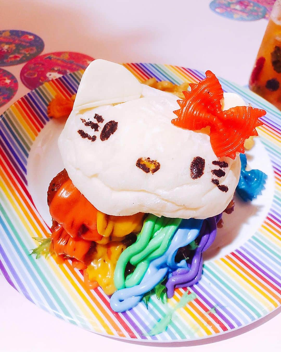 宇佐美あいりさんのインスタグラム写真 - (宇佐美あいりInstagram)「期間限定のHello Kitty×KAWAII MONSTER CAFE 行ってきたよん💓前からずっと行きたくてキティちゃんも大好きだからこれは絶対行くしかないのでGO🥰可愛いし楽しいし最高😍キティちゃんのお部屋で限定メニュー食べたのだ😋ストーリーに動画もアップしてるから24時間以内に見てねん♬ #KMCSHOWCASE#KAWAIIMONSTERCAFE#Sweets#HelloKitty#HelloKitty#キティちゃん#キティの部屋#room#MRチョッピー#ハンバーガー#カラフルポップバーガー#モンスターカフェ#カワイイモンスターカフェ#期間限定#コラボ#レインボー#カラフル#オシャレ#可愛い#原宿#harajuku#shibuya#親友#date#japanesegirl#followme」8月3日 23時01分 - airi.usami_official