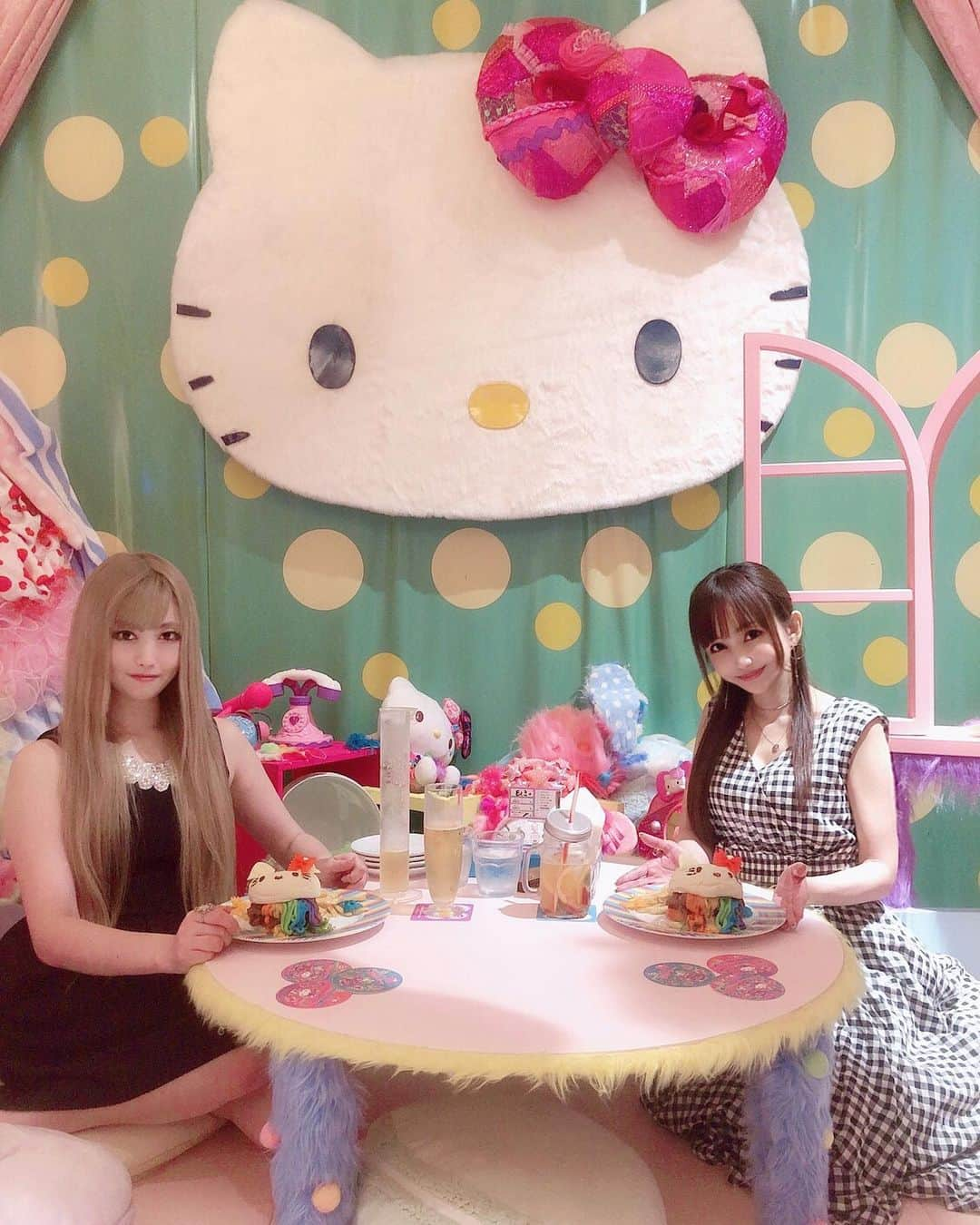 宇佐美あいりさんのインスタグラム写真 - (宇佐美あいりInstagram)「期間限定のHello Kitty×KAWAII MONSTER CAFE 行ってきたよん💓前からずっと行きたくてキティちゃんも大好きだからこれは絶対行くしかないのでGO🥰可愛いし楽しいし最高😍キティちゃんのお部屋で限定メニュー食べたのだ😋ストーリーに動画もアップしてるから24時間以内に見てねん♬ #KMCSHOWCASE#KAWAIIMONSTERCAFE#Sweets#HelloKitty#HelloKitty#キティちゃん#キティの部屋#room#MRチョッピー#ハンバーガー#カラフルポップバーガー#モンスターカフェ#カワイイモンスターカフェ#期間限定#コラボ#レインボー#カラフル#オシャレ#可愛い#原宿#harajuku#shibuya#親友#date#japanesegirl#followme」8月3日 23時01分 - airi.usami_official