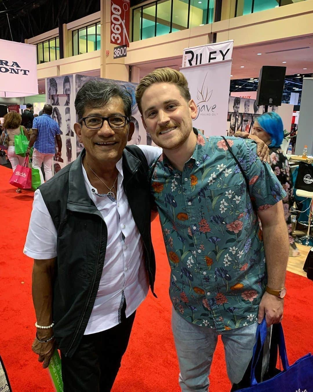 Sam Villaさんのインスタグラム写真 - (Sam VillaInstagram)「We love when #artists understand why we are so passionate about we do! It was a pleasure meeting @brettburcham at @premiere_orlando . Thank you, Brett, for your kind words! ⠀ ⠀ "[ #SamVilla, @danieljosephmuldoon, + @andrew.carruthers ] teach #ergonomic #cutting (to save stylists hands, arms, & backs!) and simplify them in a way that makes it CLICK and makes our job FUN! i came back from the hair show on a hair-high, and i am so appreciative of educators like them that give back to the wonderful #community of #stylists. we are in such a fast-paced, always changing industry, and these guys are ON TOP OF IT!"⠀ ⠀ For online, in-person, or in-salon #HairEducation opportunities from Sam Villa and the ArTeam, go to the link in our bio!」8月3日 23時02分 - samvillahair