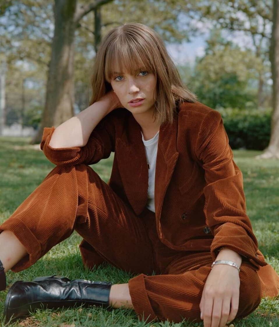 Wall Street Journalさんのインスタグラム写真 - (Wall Street JournalInstagram)「@maya_hawke, the daughter of actors @UmaThurman and @EthanHawke, is becoming a star in her own right.⠀ ⠀ She just made her big-screen debut in Quentin Tarantino's "Once Upon a Time…in Hollywood," though the famously challenging director has known her since she was two years old. Her mother, after all, starred in Tarantino's "Pulp Fiction" and "Kill Bill" films.⠀ ⠀ "To me, the way he pushes just feels like joy and love of the movie business and relishing in the opportunity to get another take," the 21-year-old tells @wsjmag. "He loves the movies so much, and he wants you to be so good in it."⠀ ⠀ Her role as a drifting '60s flower child only builds on her critically acclaimed turn as Robin in the third season of "Stranger Things," a character she says evolved as the season progressed, becoming more and more like the actress in real life.⠀ ⠀ Hawke, who grew up in New York City and spent a year at Juilliard before dropping out, says she's close with both of her parents and knows she has an advantage in learning about their different experiences in the business. ⠀ ⠀ "Hopefully it'll keep me from making some mistakes that young actors can make," she says.⠀ ⠀ Read more at the link in our bio.⠀ ⠀ 📷: @mirandabarnes for @wsjmag」8月3日 23時03分 - wsj