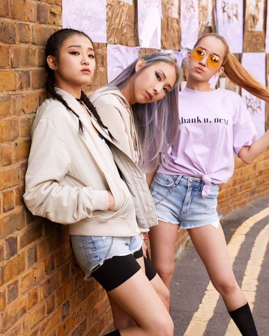 H&Mさんのインスタグラム写真 - (H&MInstagram)「Pink and sandy hues with cool prints — discover the "thank u, next" merch drop. #HM #thankunext  Printed jersey body: 0805069002  Jacket: 0814794001  Short denim shorts: 0490113015  Cotton jersey cycling shorts: 0733803001  Hood sweater: 0754698001  Printed T-shirt: 0766728011」8月3日 23時08分 - hm