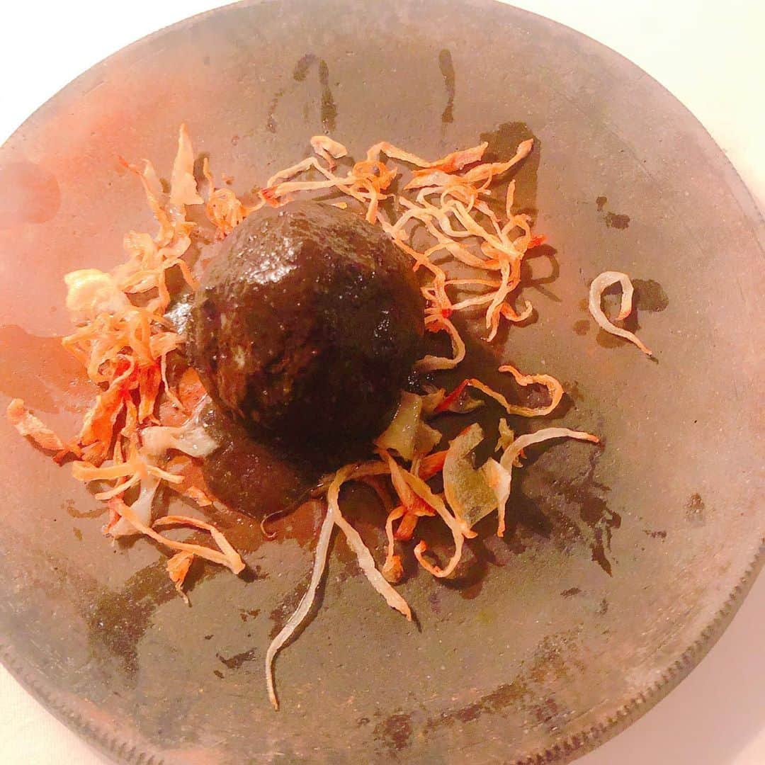 柳下毅一郎さんのインスタグラム写真 - (柳下毅一郎Instagram)「土料理を食べにきた。We ate dirt dish at Ne Quittez pas at Gotanda. #dirt #sand #dirtdish #french #frenchrestaurant #nequittezpas #dinner #gourmet #clay #johnwaters #gristle」8月3日 23時10分 - garth_y