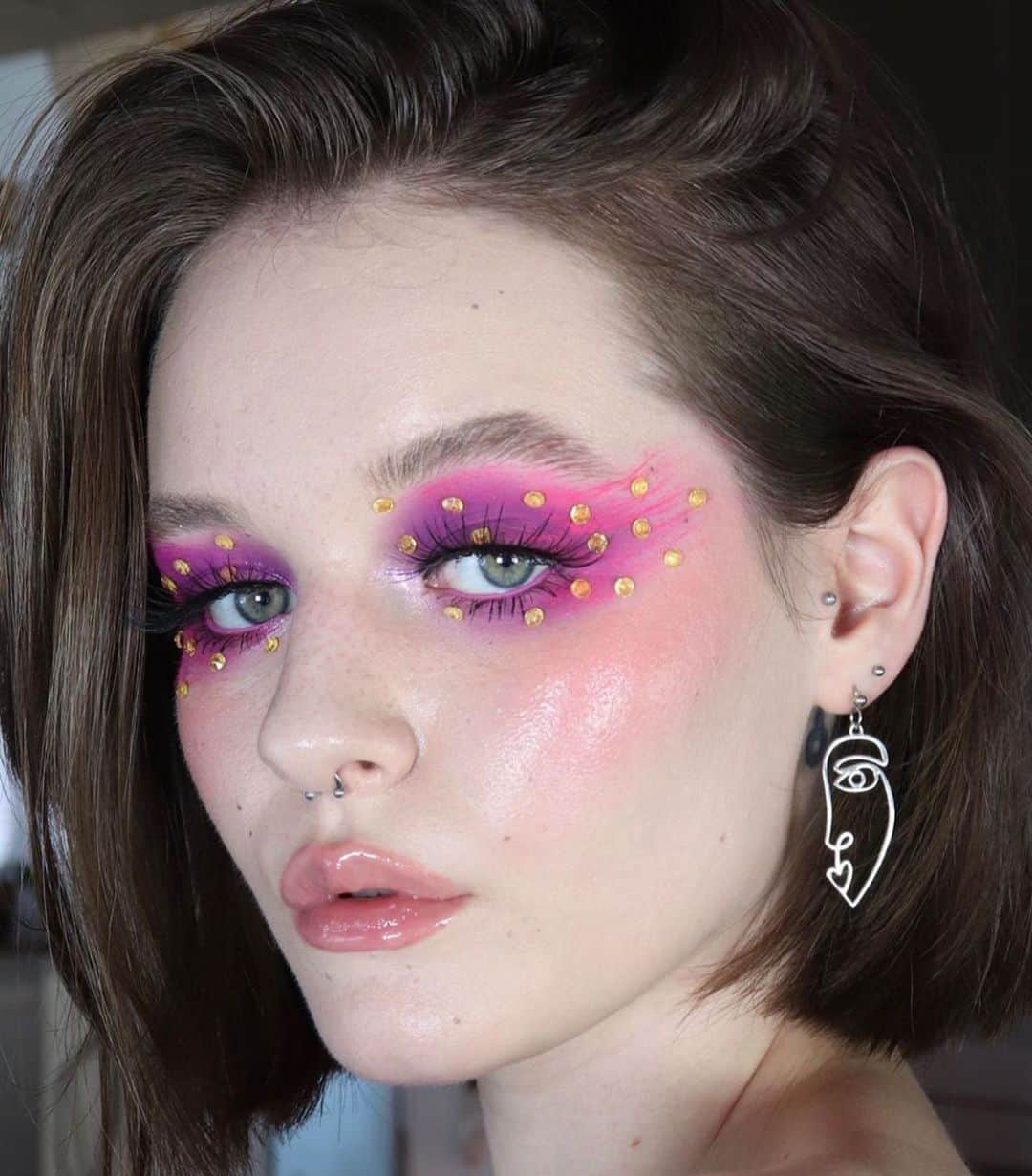 Makeup Addiction Cosmeticsさんのインスタグラム写真 - (Makeup Addiction CosmeticsInstagram)「@brittnymakeup using our Valentine pigment for this look! So editorial! 💕 #makeupaddiction #makeupaddictioncosmetics #underratedmuas #fakeupfix #flawlesssdolls #universodamaquiagem_oficial #makeuplife  #featuremuas #muasfeaturing #mua_underdogs」8月3日 23時13分 - makeupaddictioncosmetics