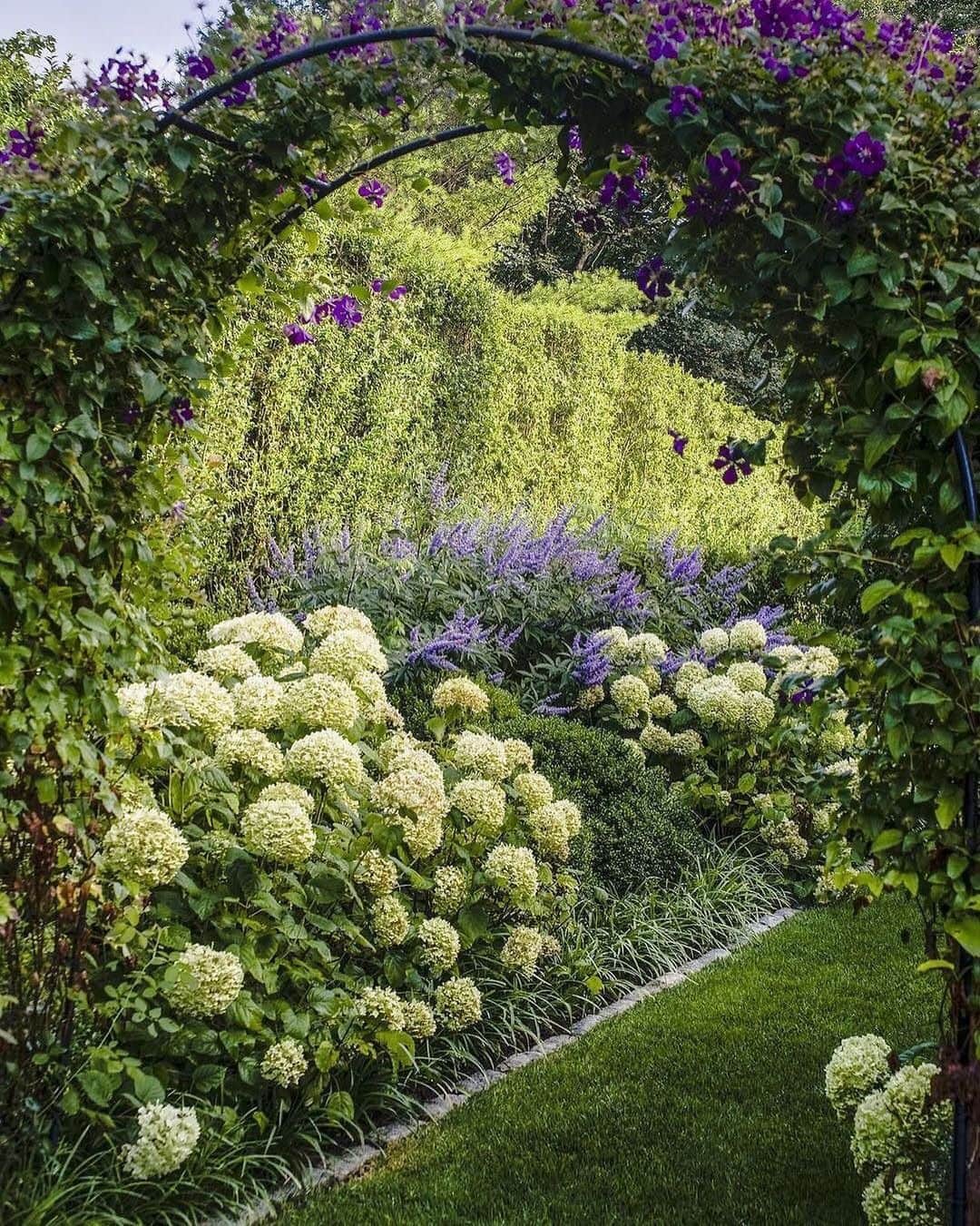 ELLE DECORさんのインスタグラム写真 - (ELLE DECORInstagram)「Just add water. 🌿 Click the link in bio for a tour of @inagarten's East Hampton garden. Design: @edwinavongal and Joseph Tyree, photography by John M. Hall, from the ED archive.」8月3日 23時16分 - elledecor